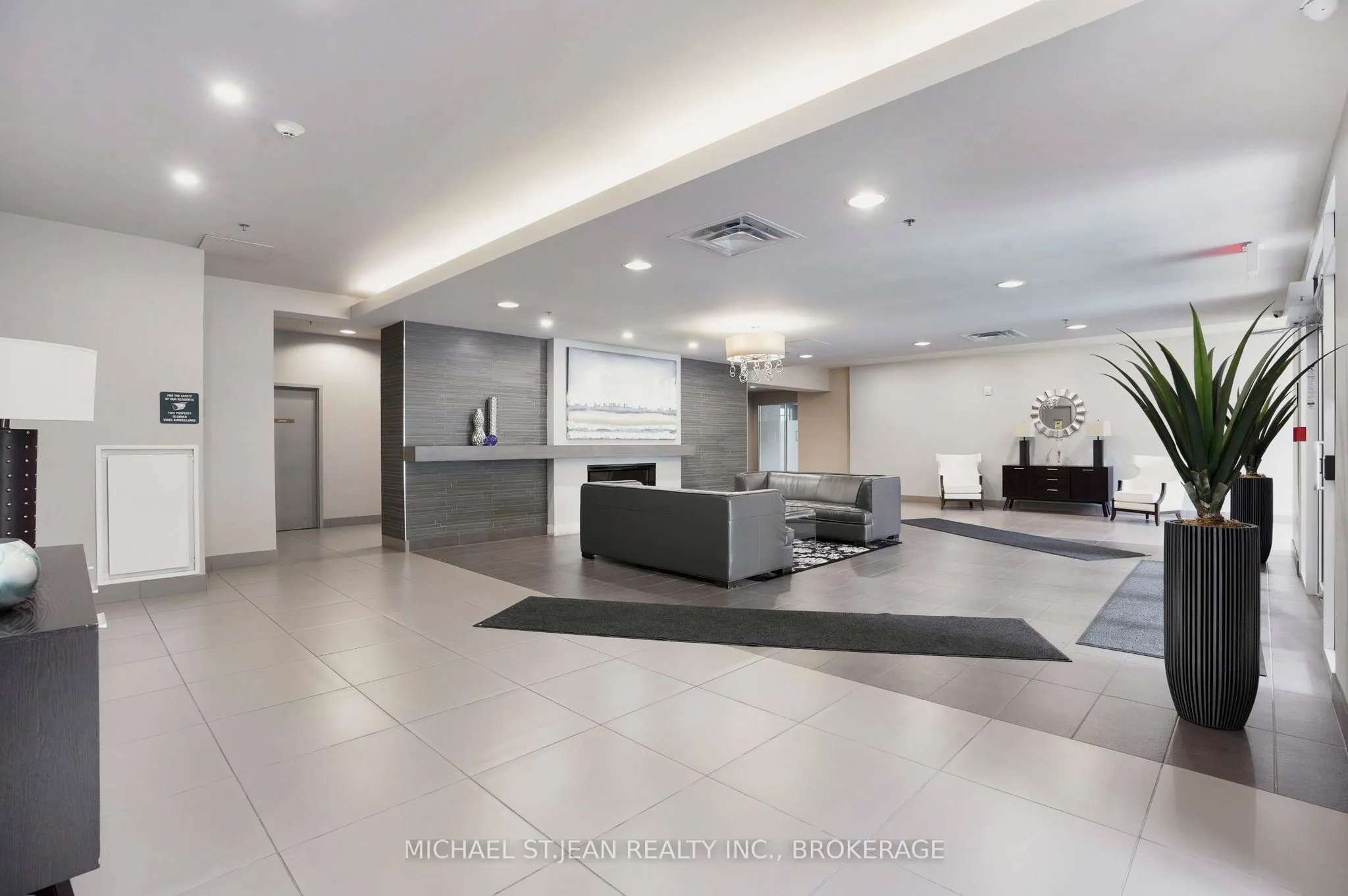 90 Charlton Avenue W, #304