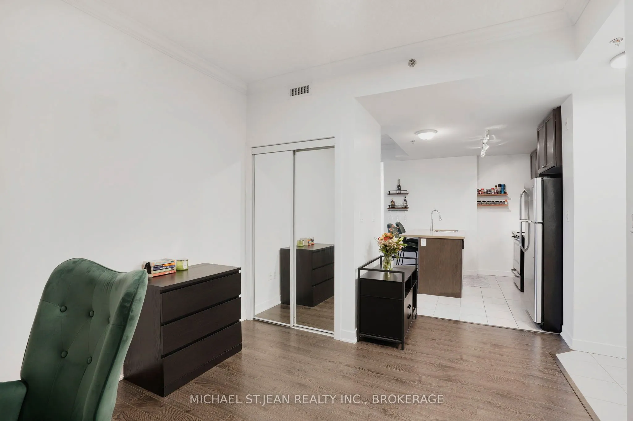 90 Charlton Avenue W, #304