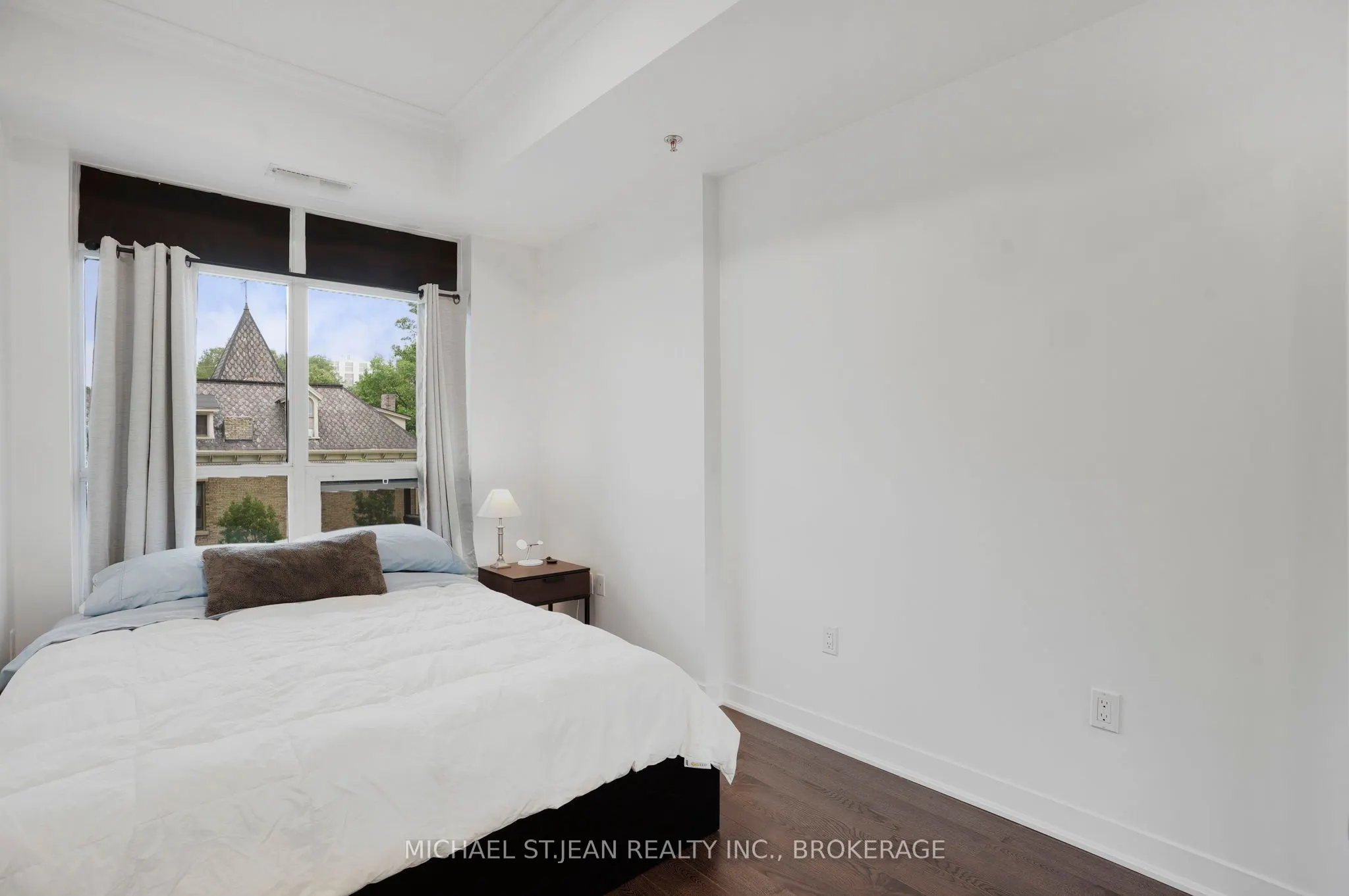 90 Charlton Avenue W, #304