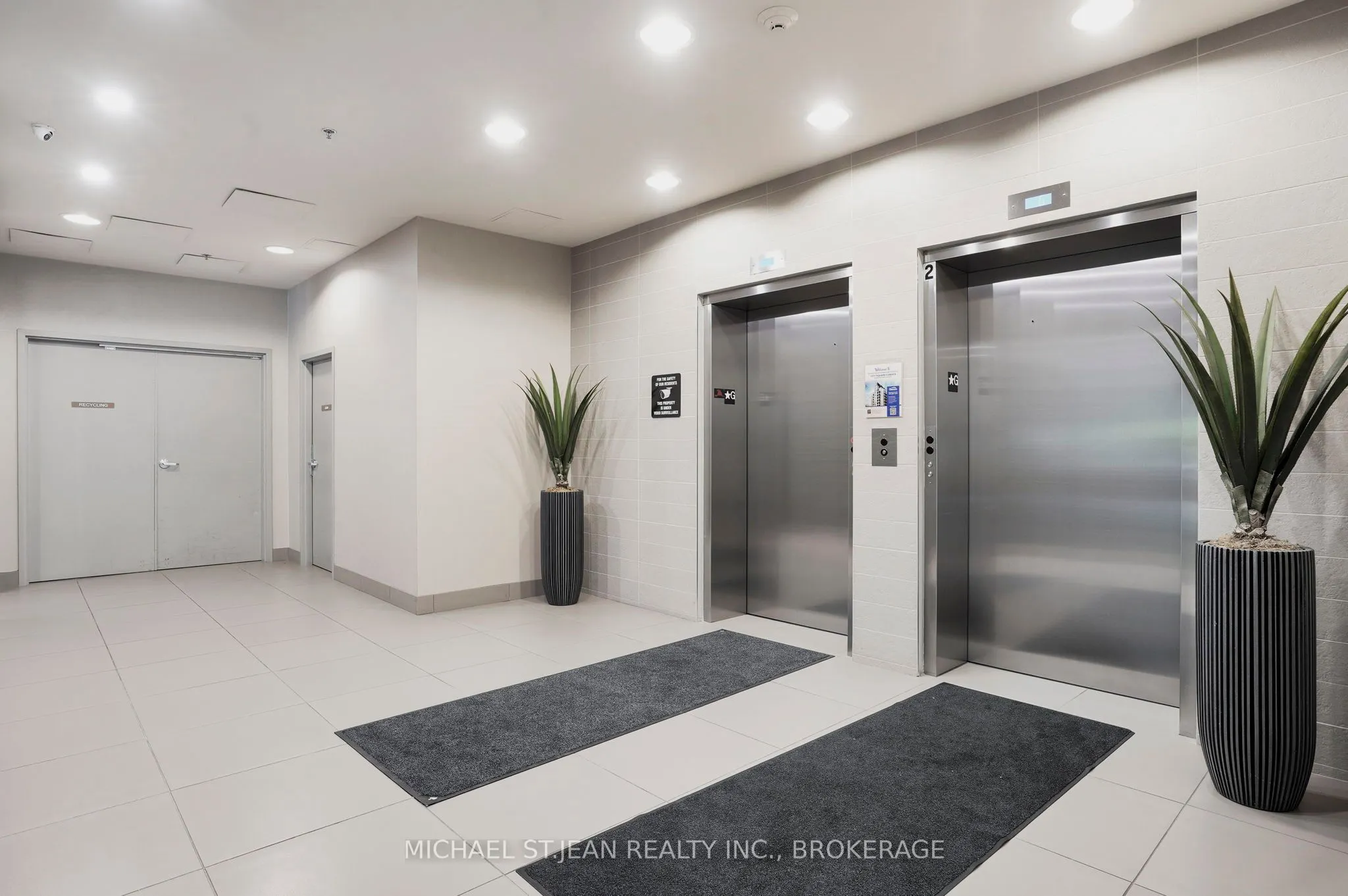 90 Charlton Avenue W, #304