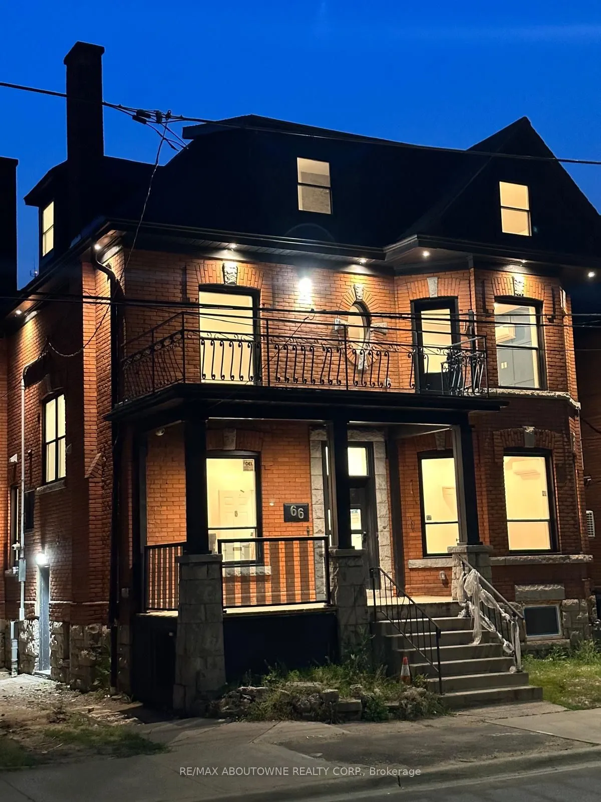 66 Wellington Street S, #lower