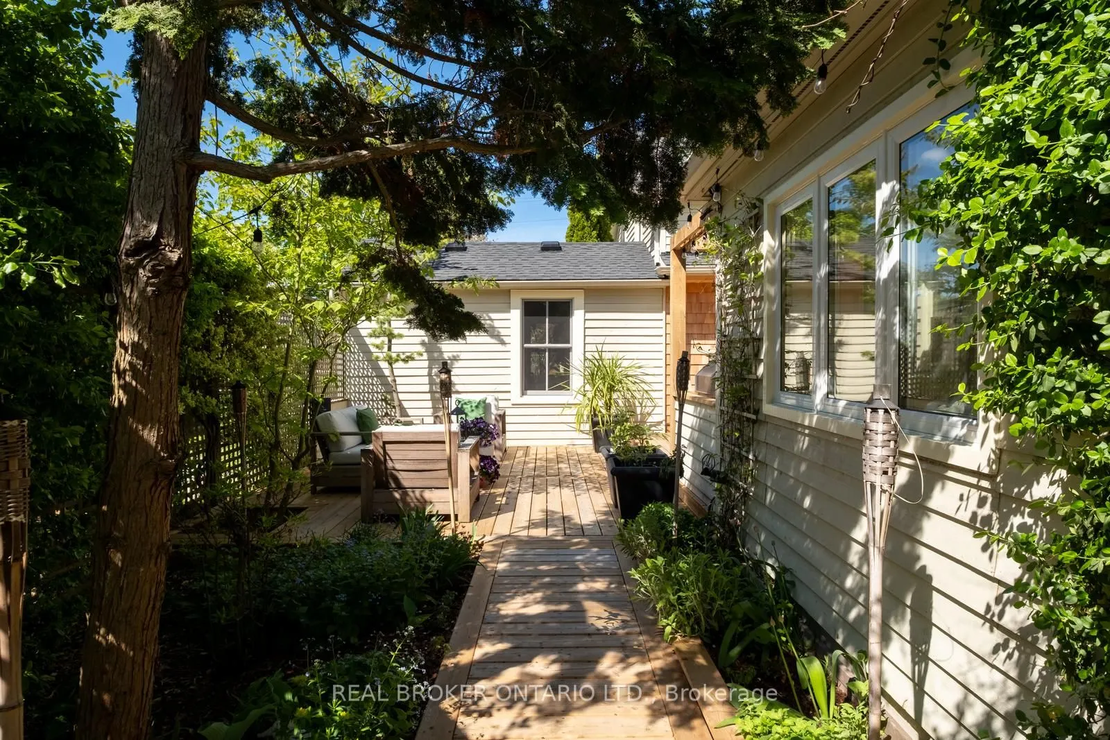 354 College Street