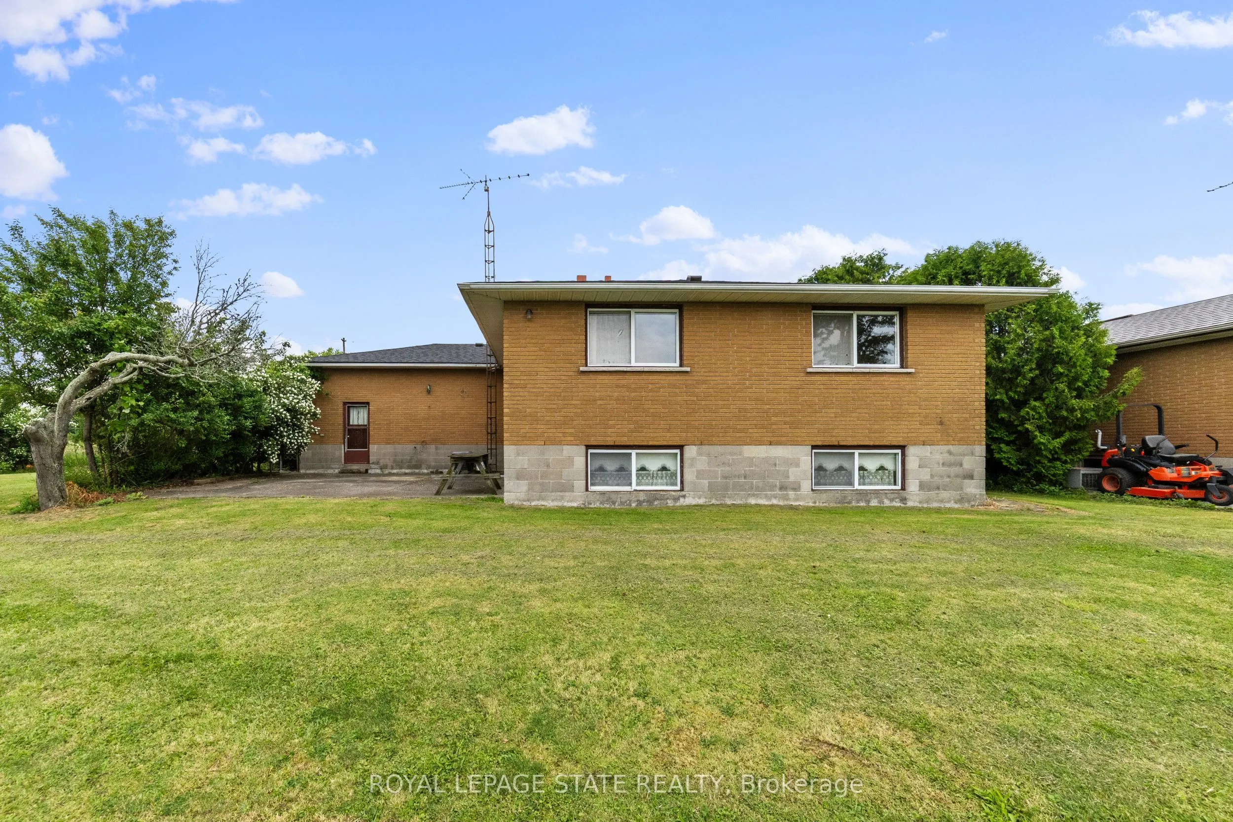 240 Mud Street W