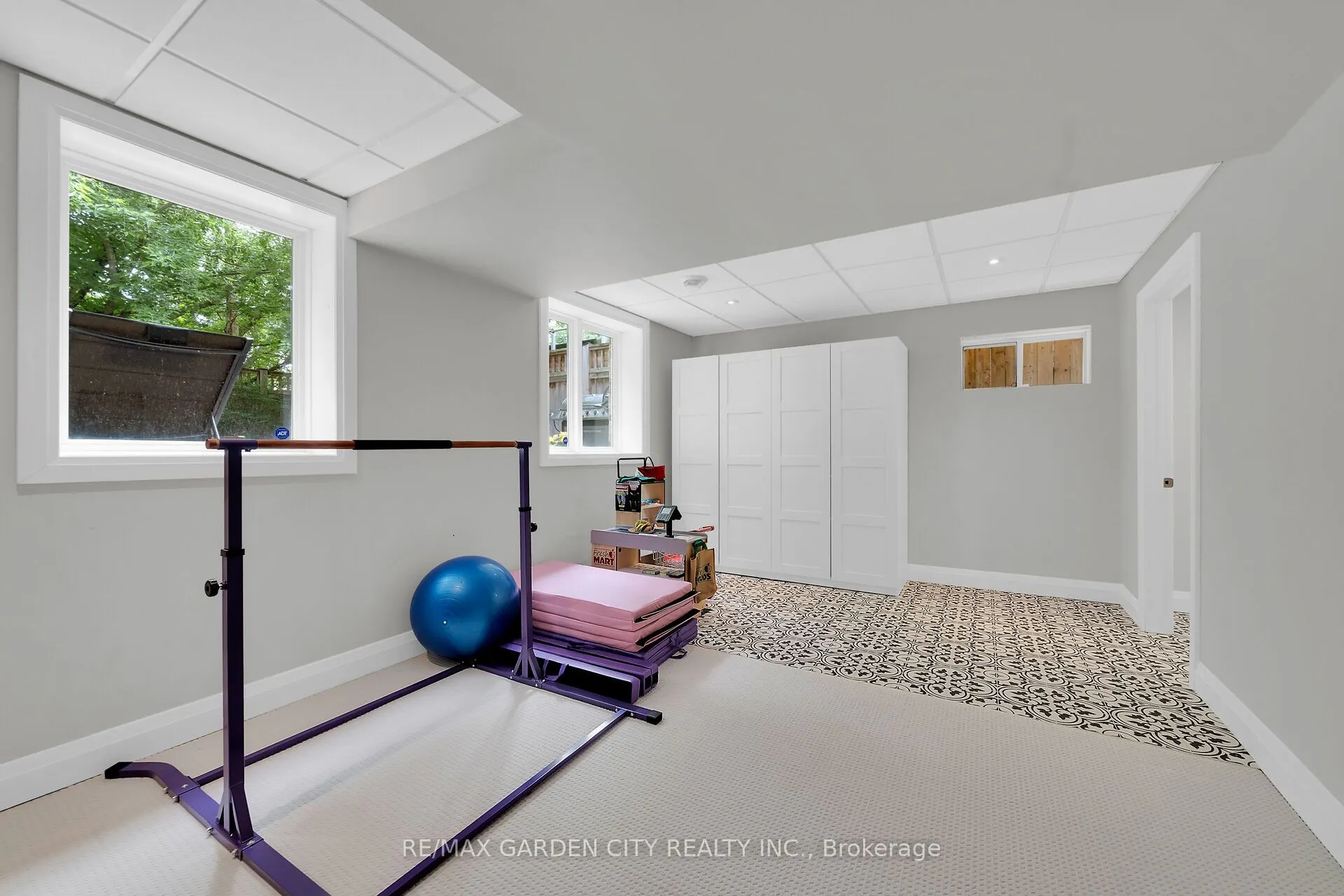 6 VANDERBURGH Lane