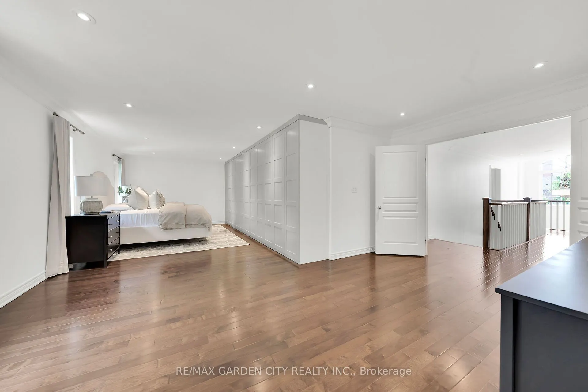 6 VANDERBURGH Lane