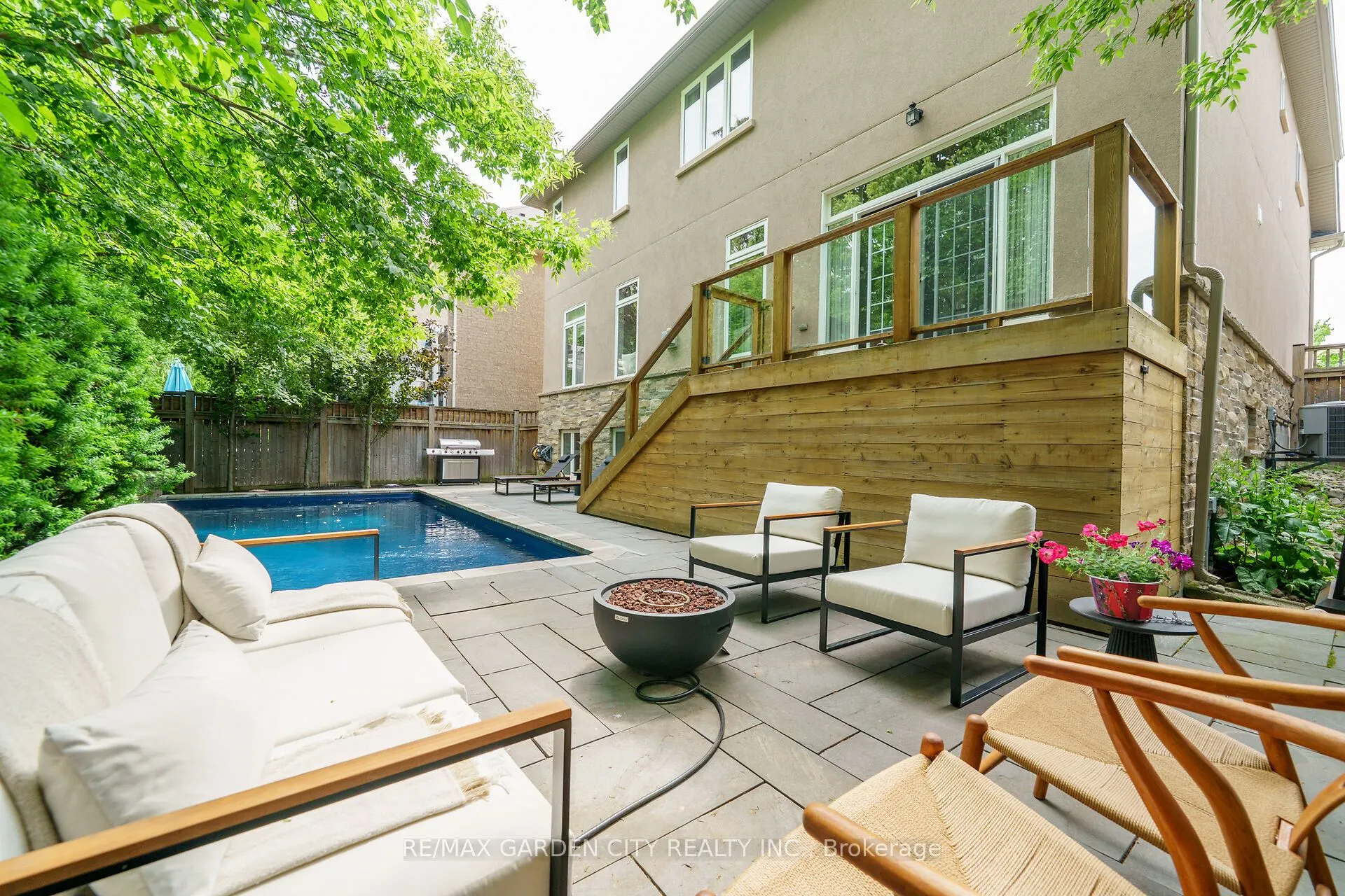 6 VANDERBURGH Lane