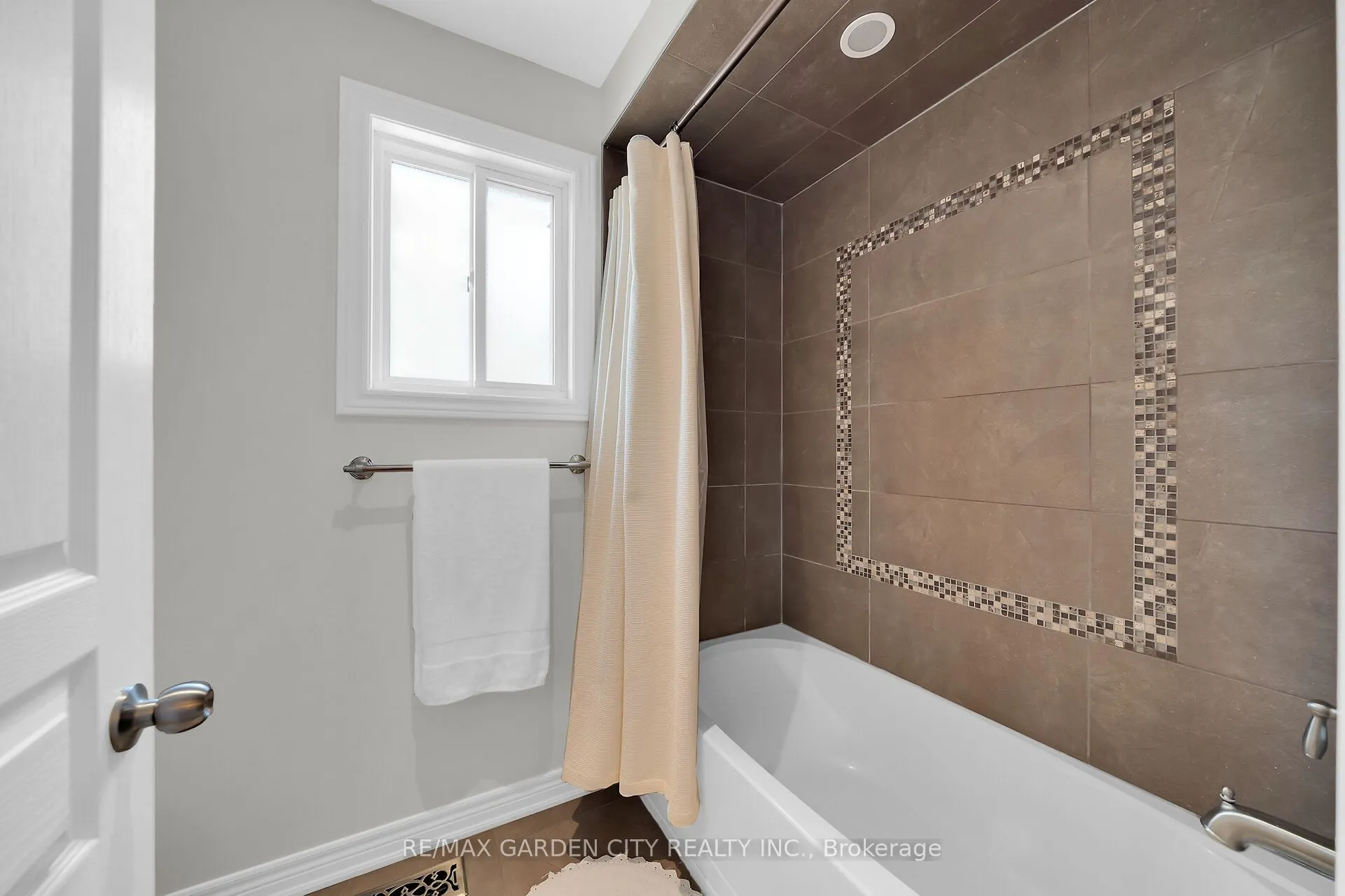 6 VANDERBURGH Lane