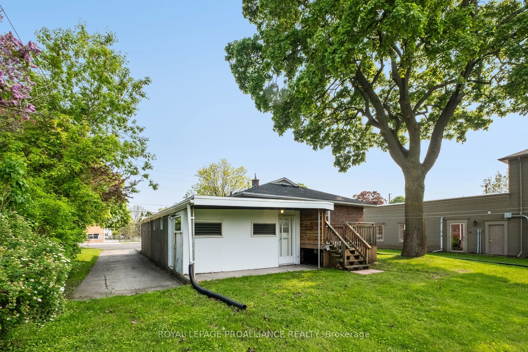 40 University Avenue W