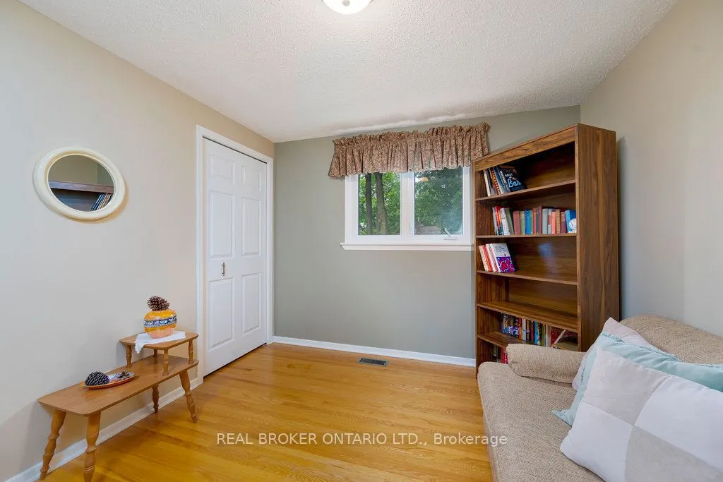 31 Oakhurst Crescent