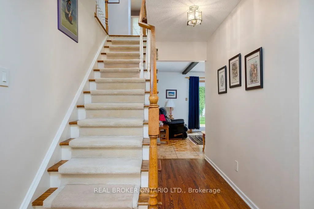 31 Oakhurst Crescent
