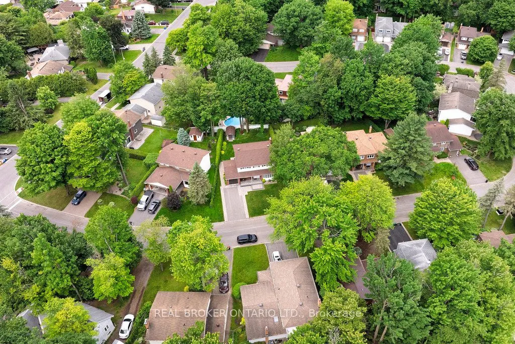 31 Oakhurst Crescent