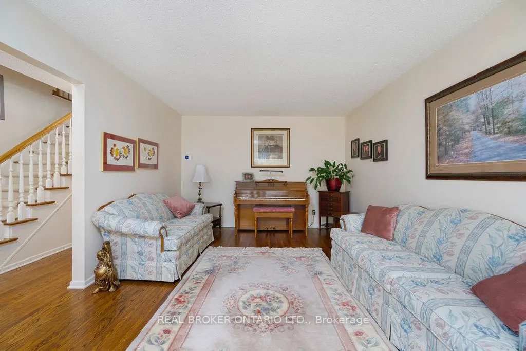 31 Oakhurst Crescent