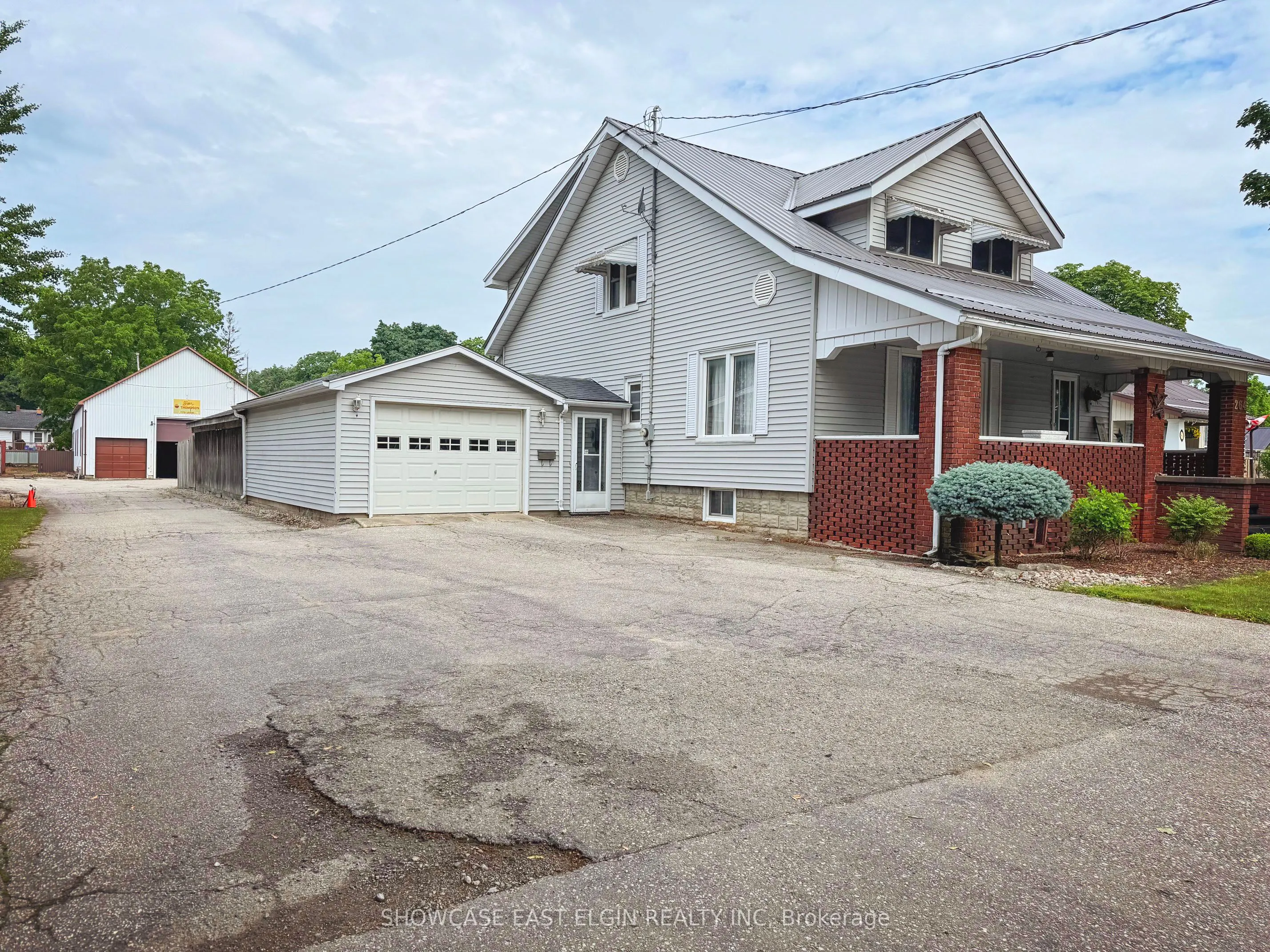 264 John Street S