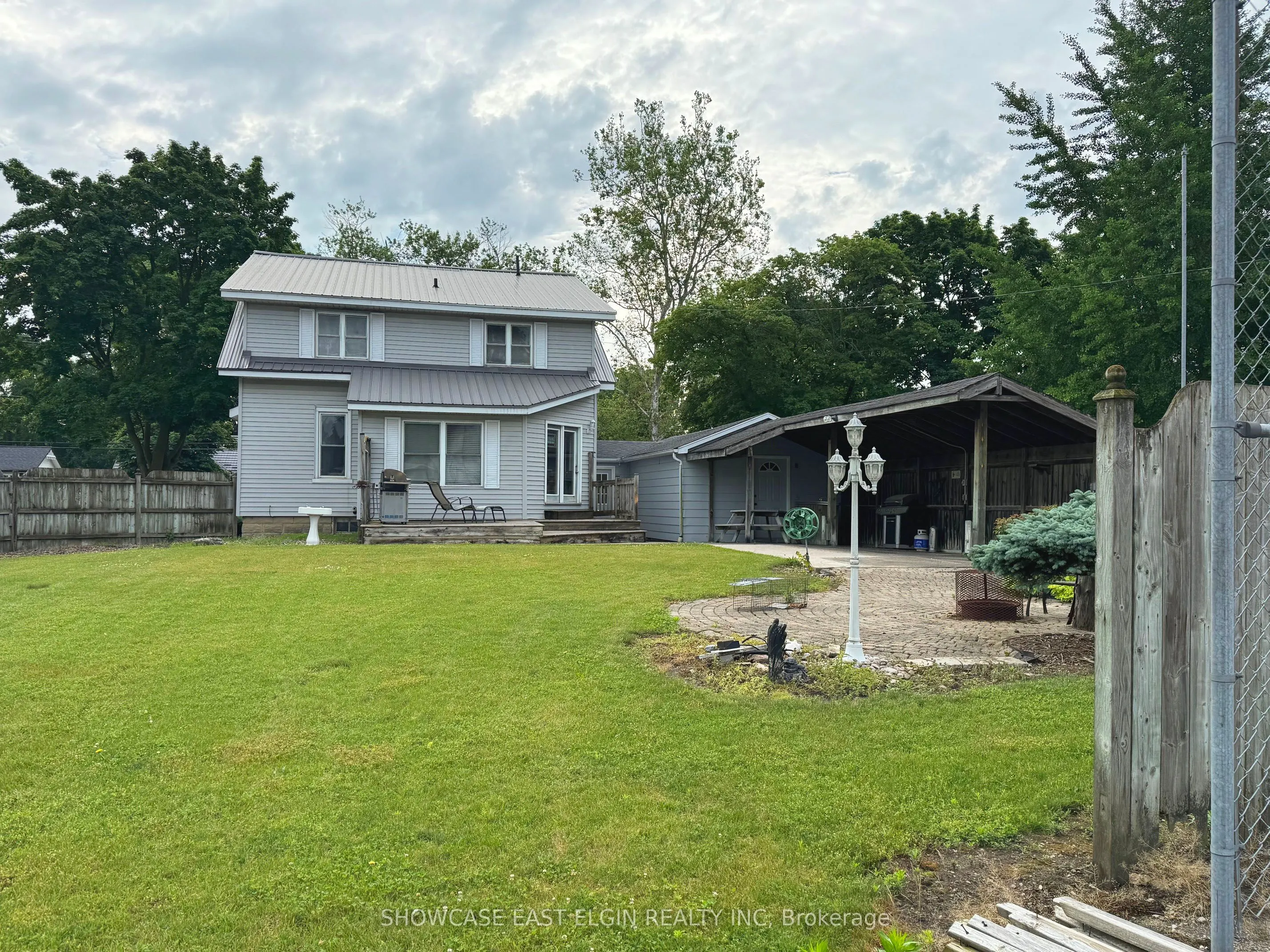 264 John Street S