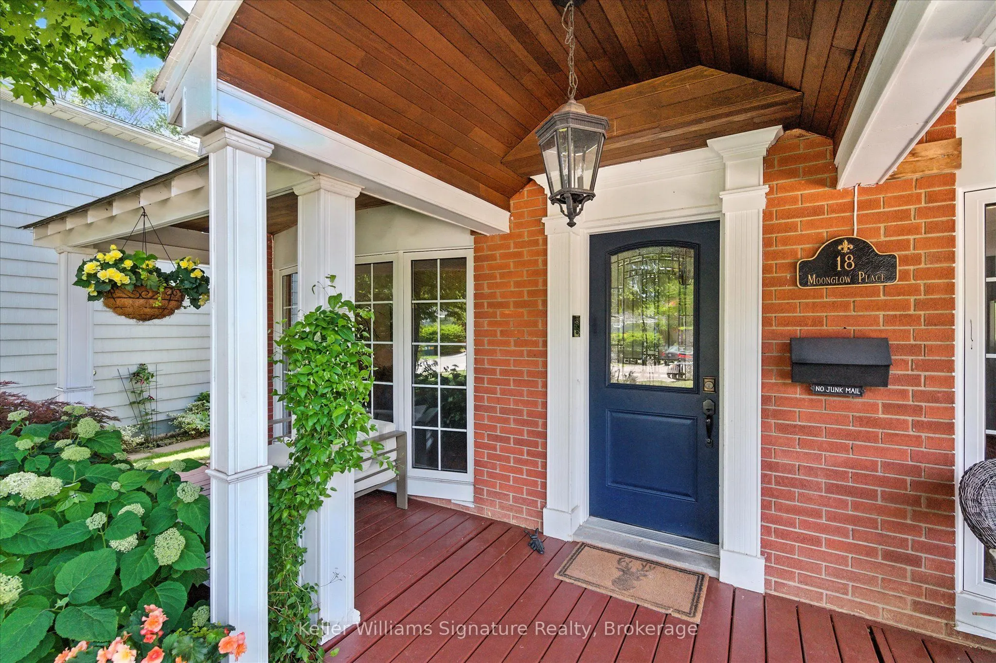 18 Moonglow Place
