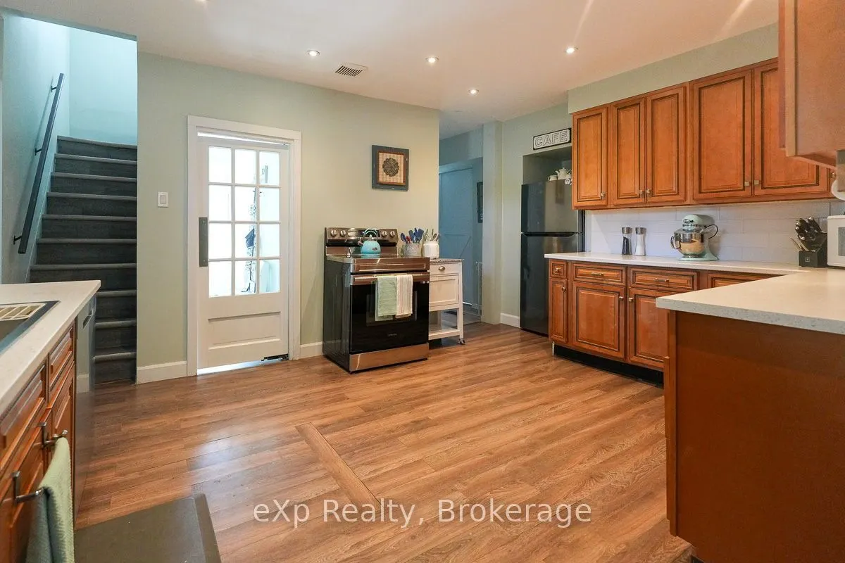 594 10th A Street W