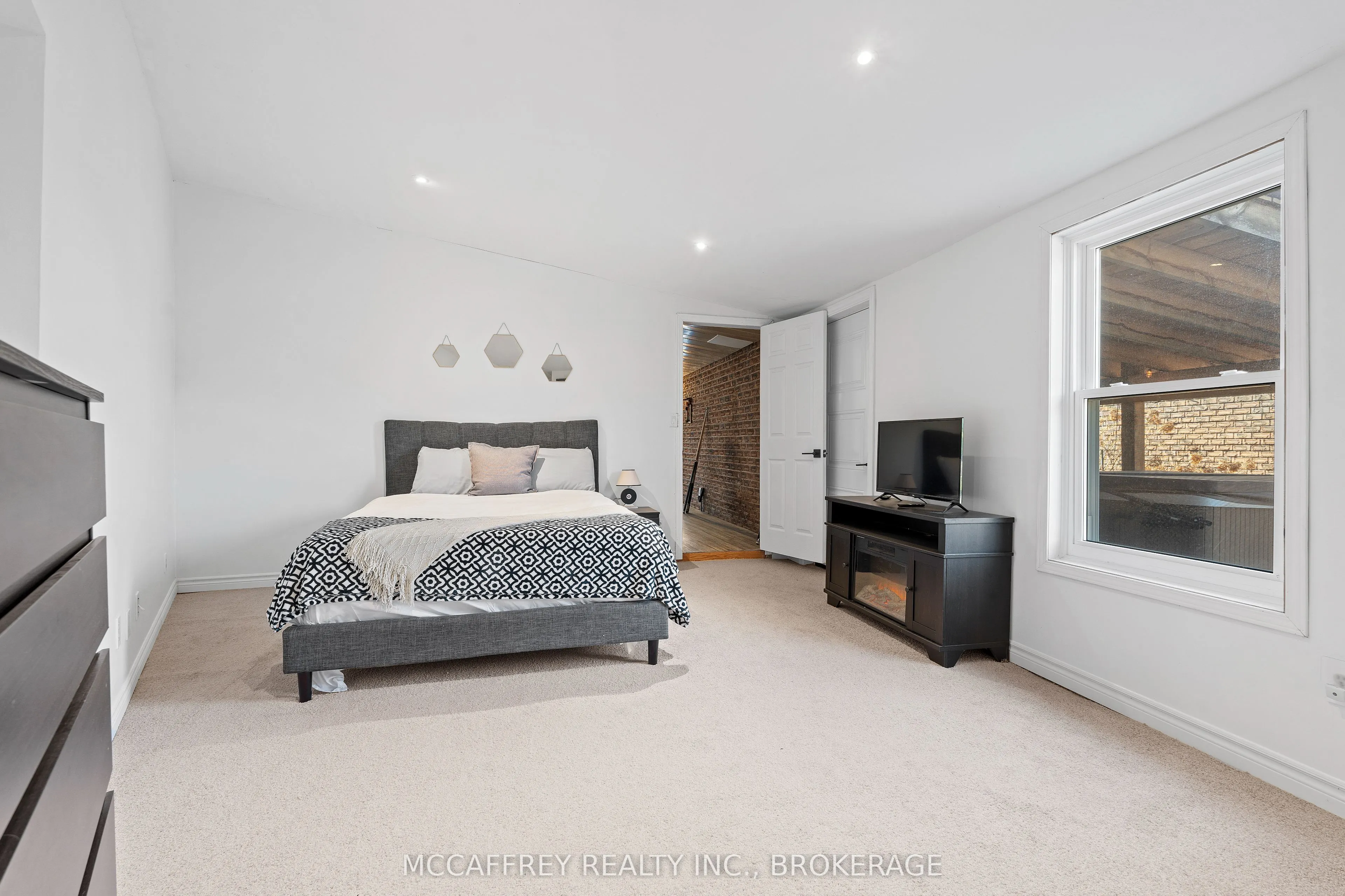 137 Thomas Street W