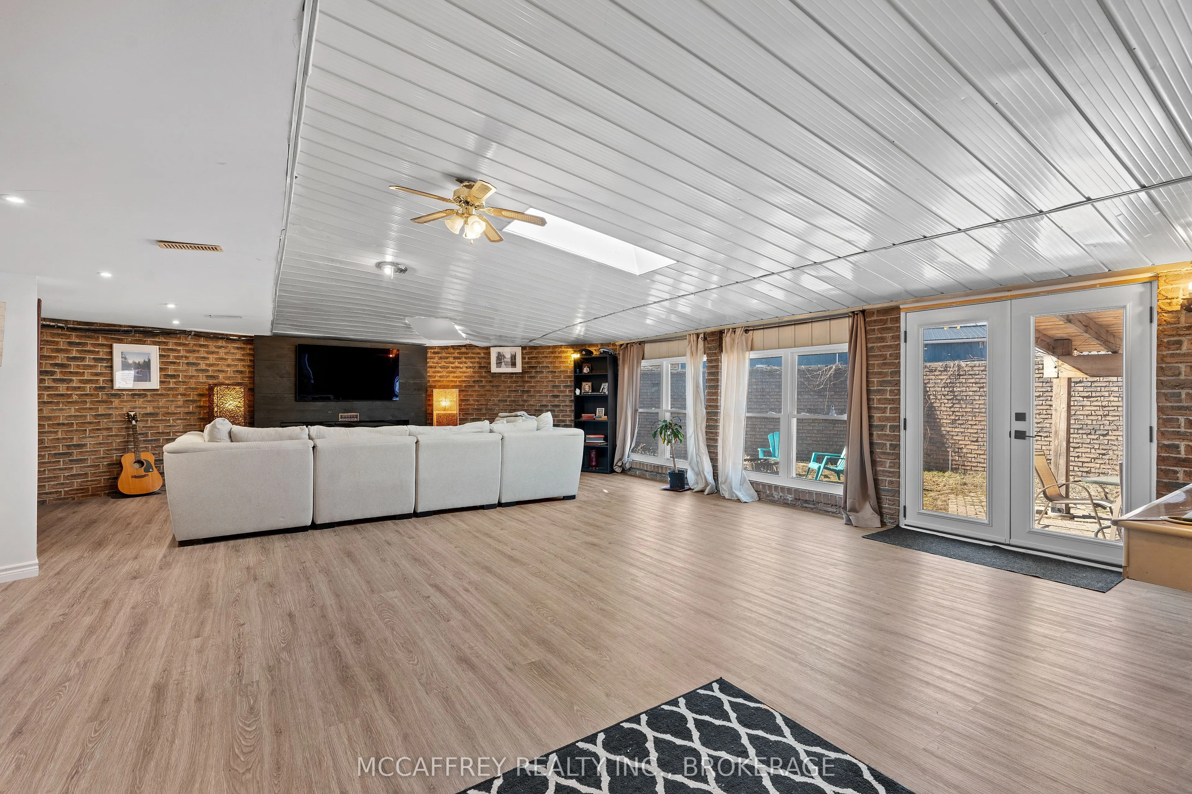 137 Thomas Street W