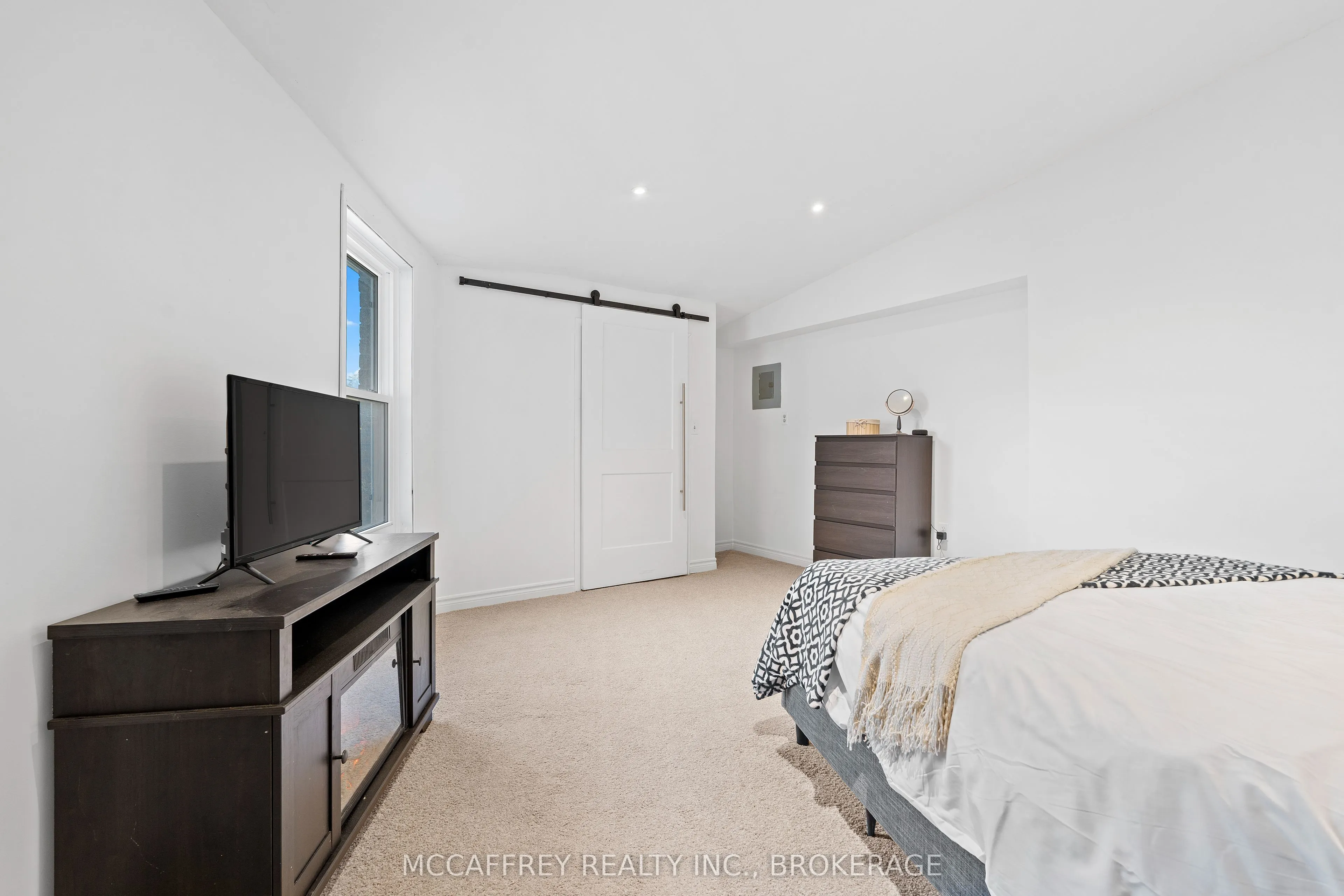 137 Thomas Street W