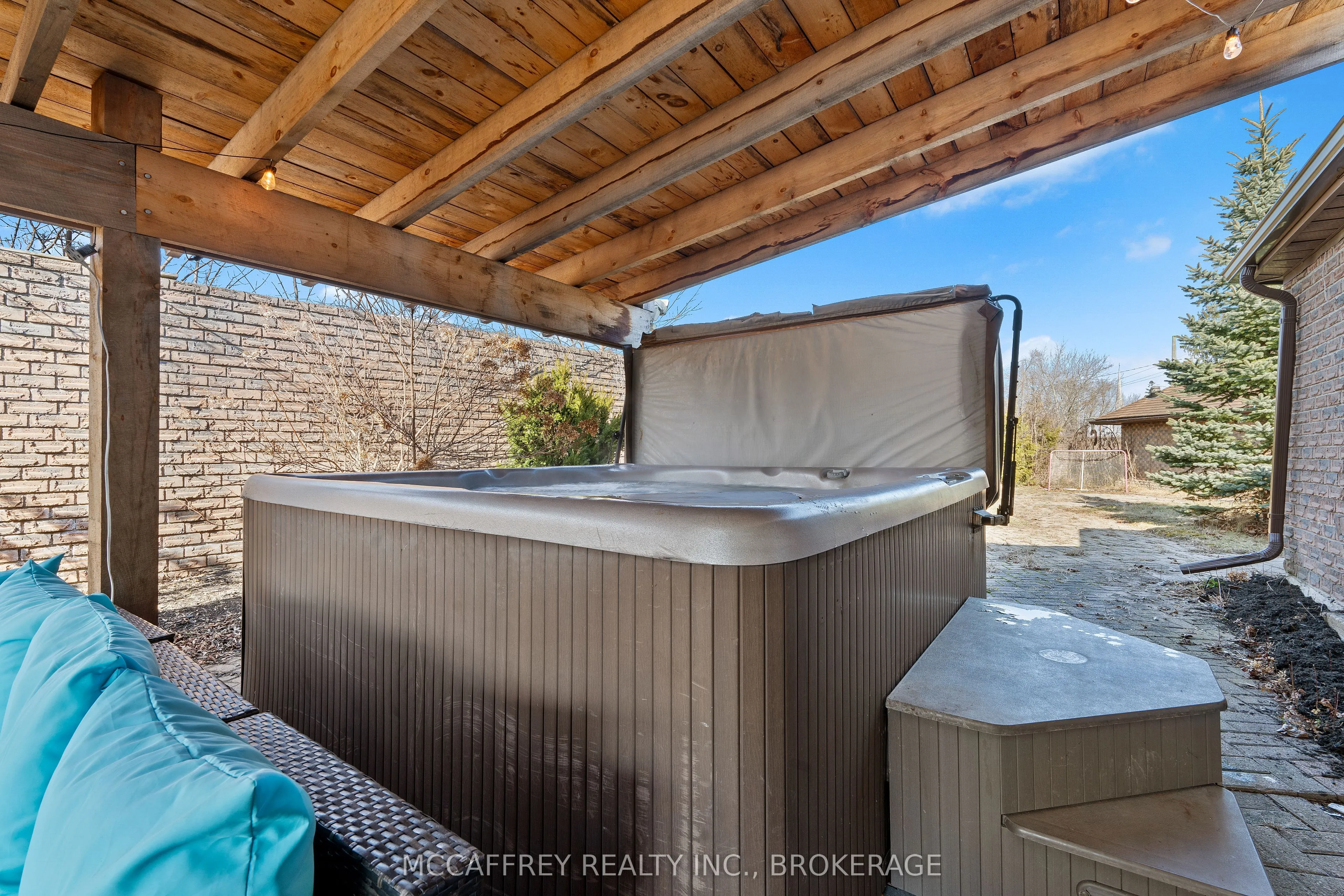 137 Thomas Street W