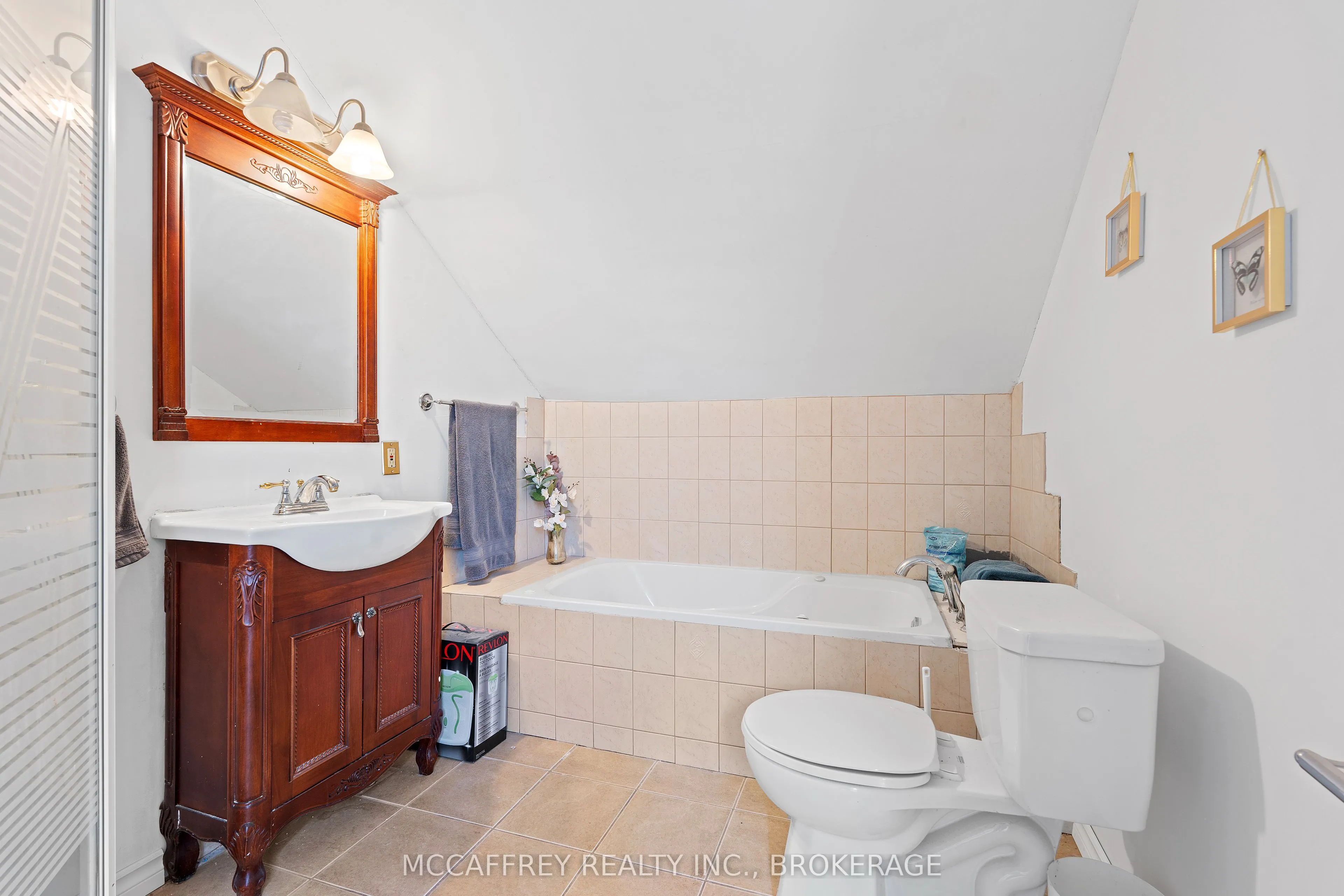 137 Thomas Street W