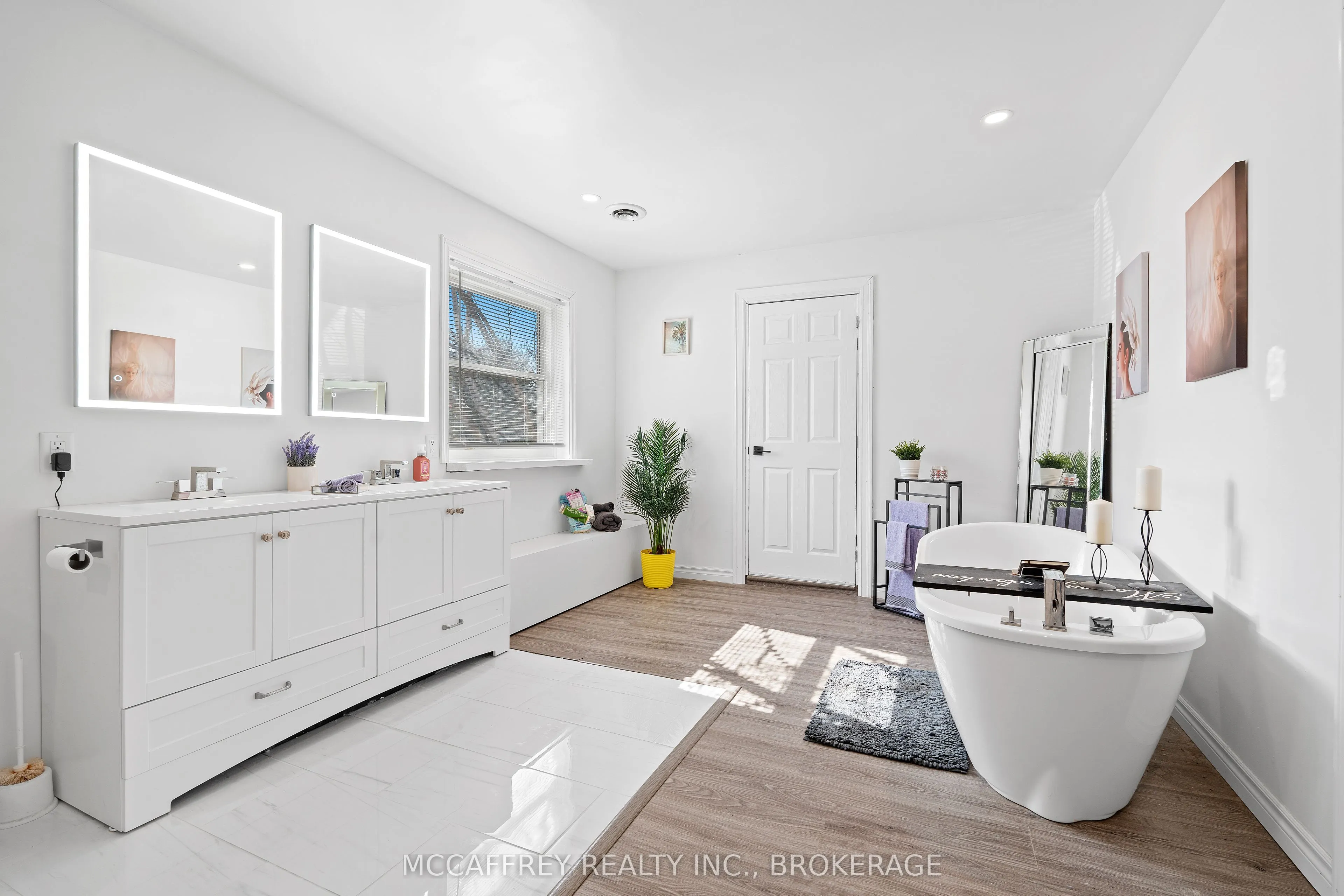 137 Thomas Street W