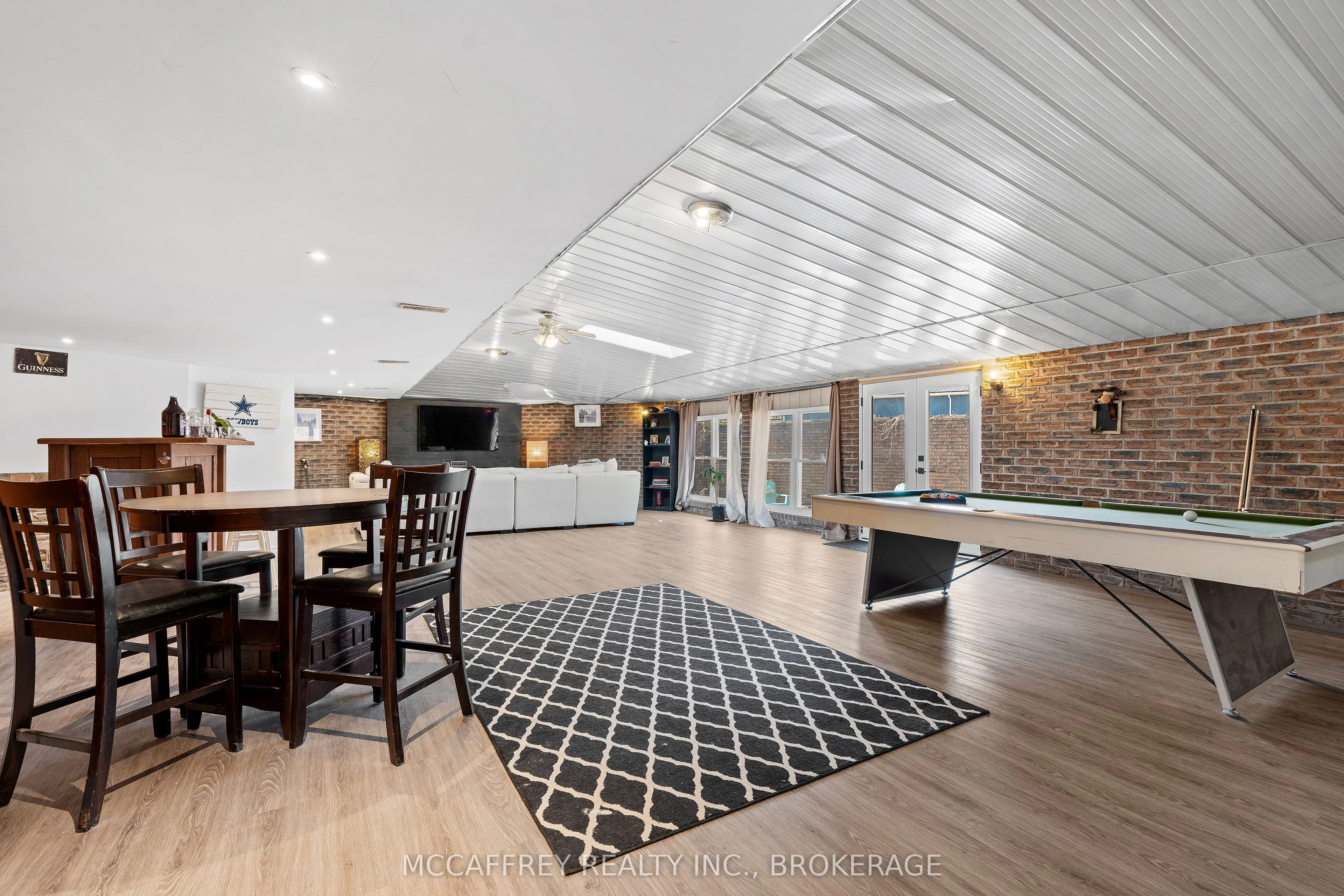 137 Thomas Street W