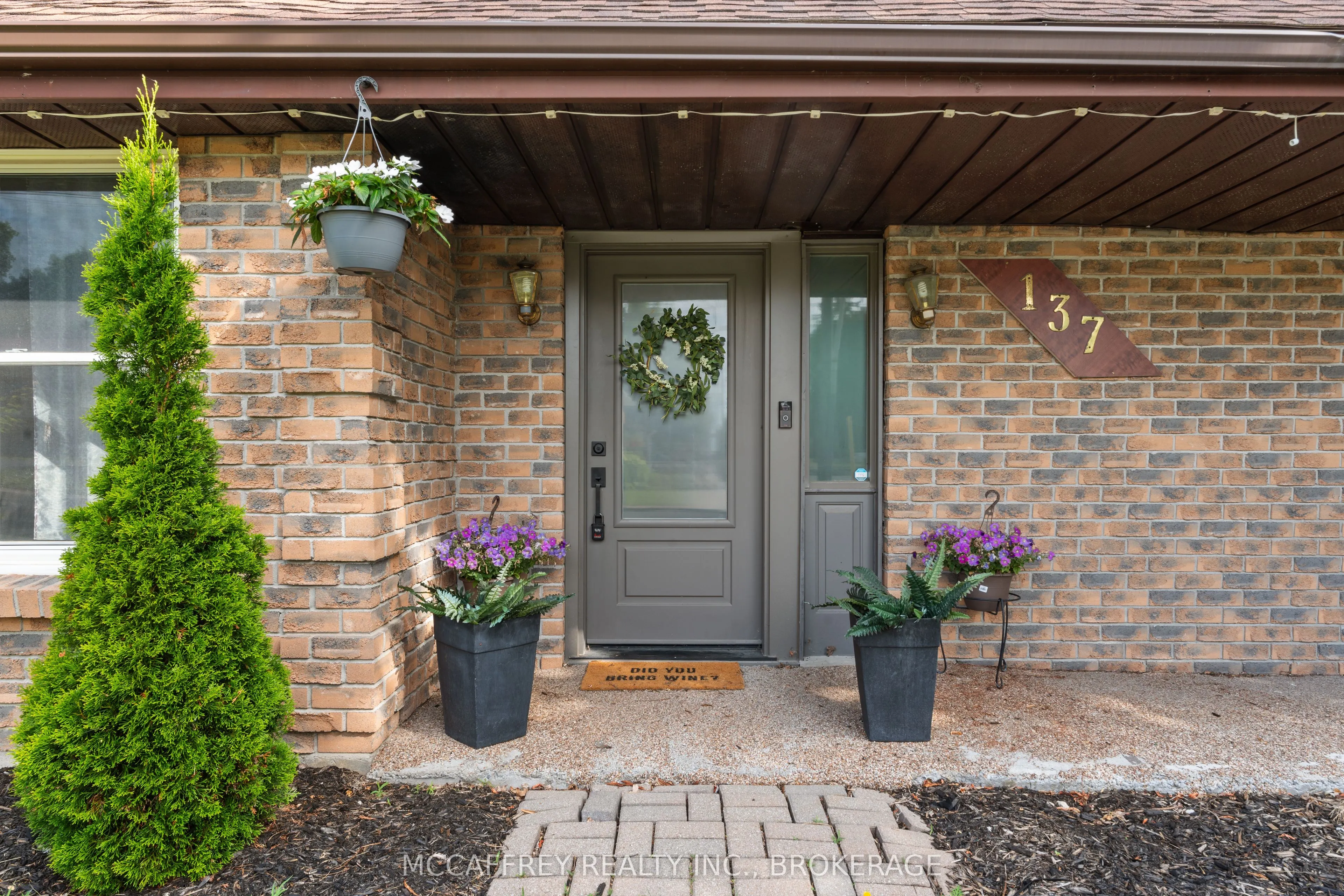 137 Thomas Street W