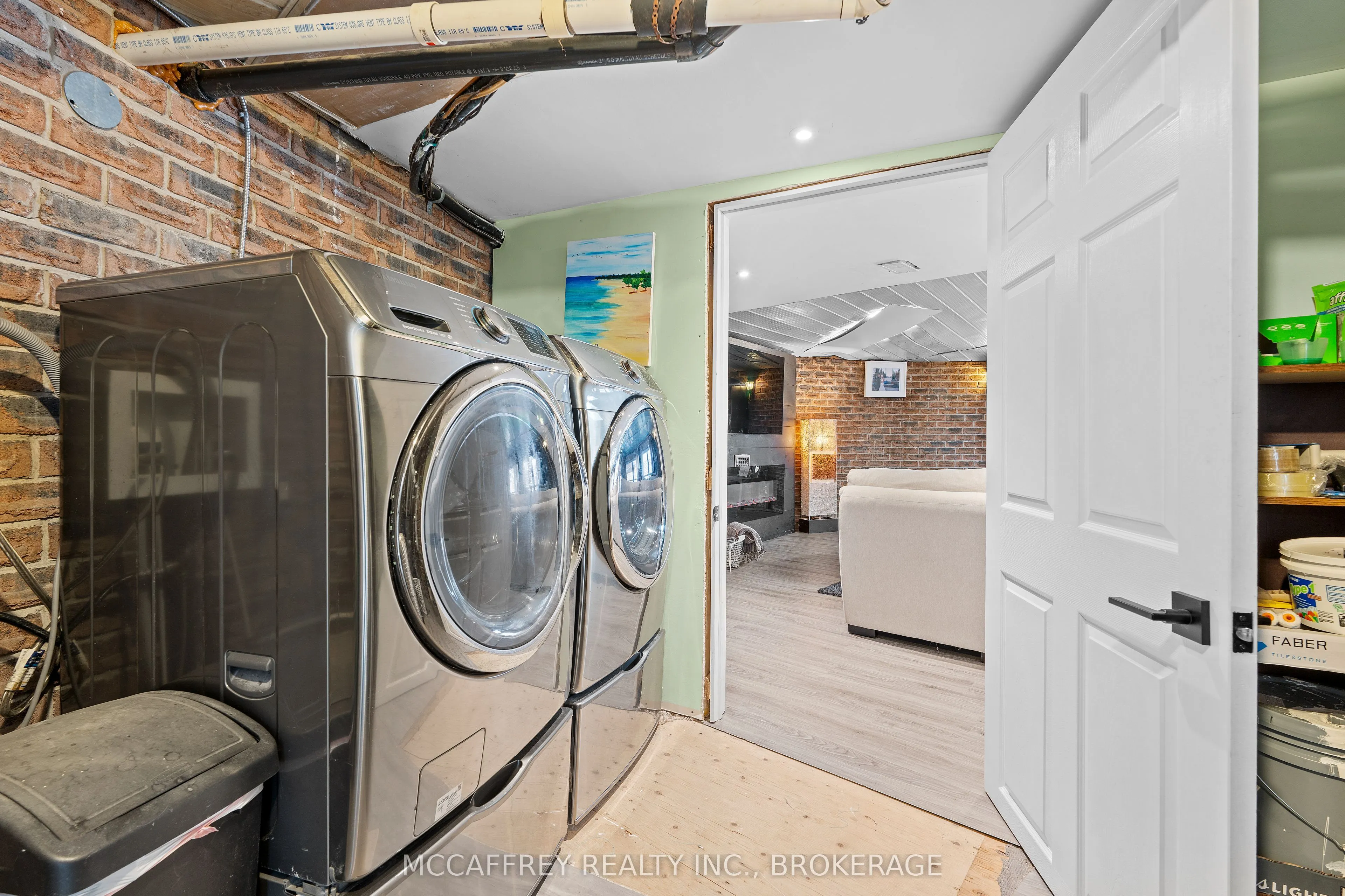 137 Thomas Street W