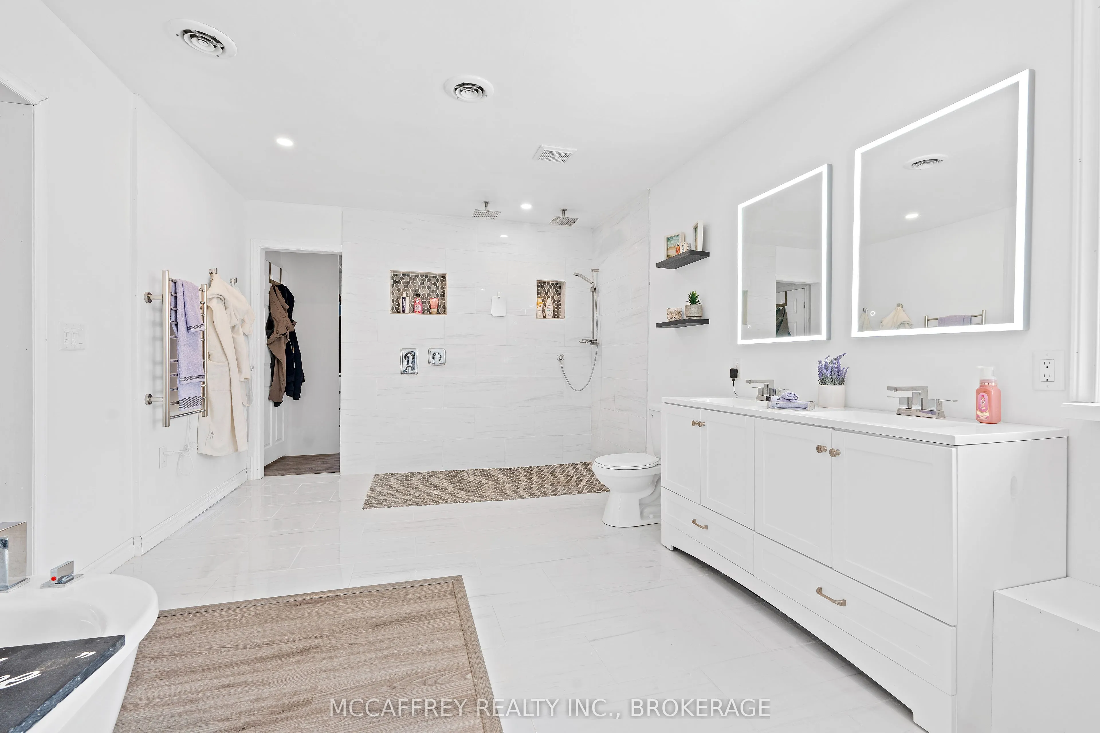 137 Thomas Street W