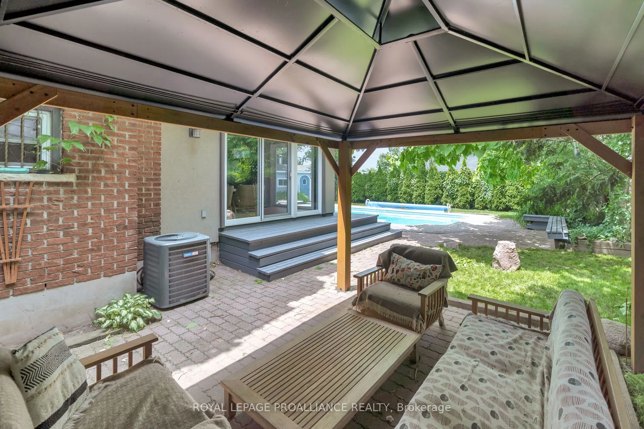 27 FOREST HILL Crescent