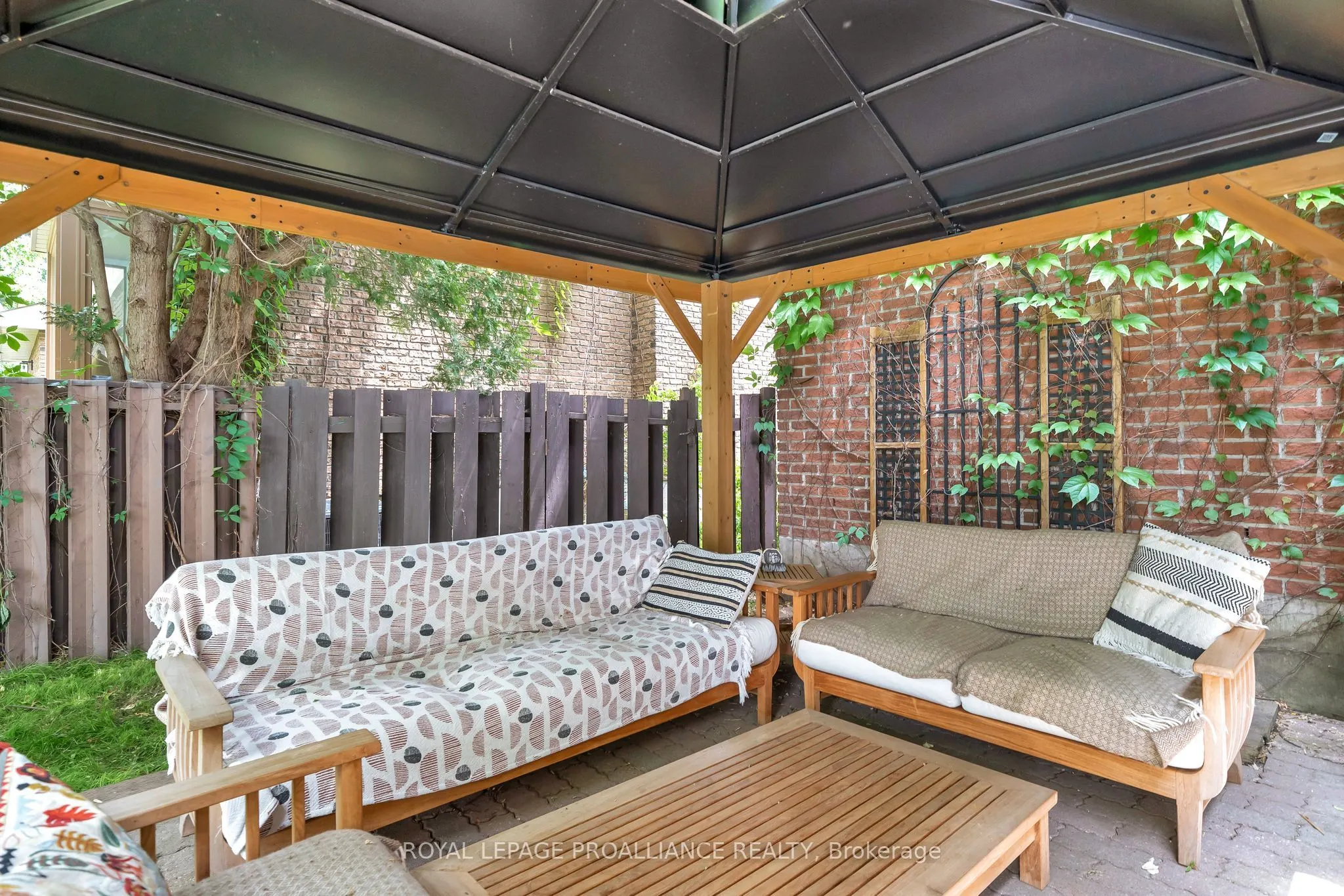 27 FOREST HILL Crescent