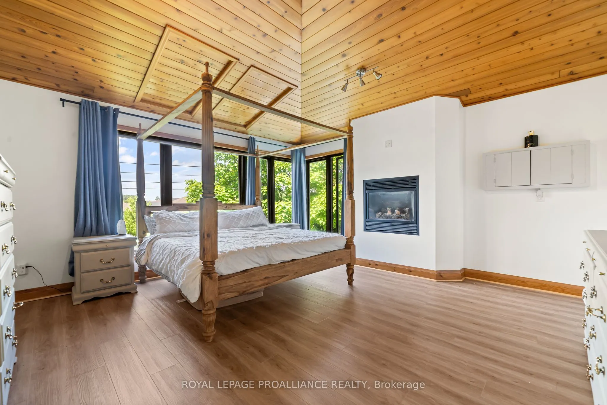 27 FOREST HILL Crescent