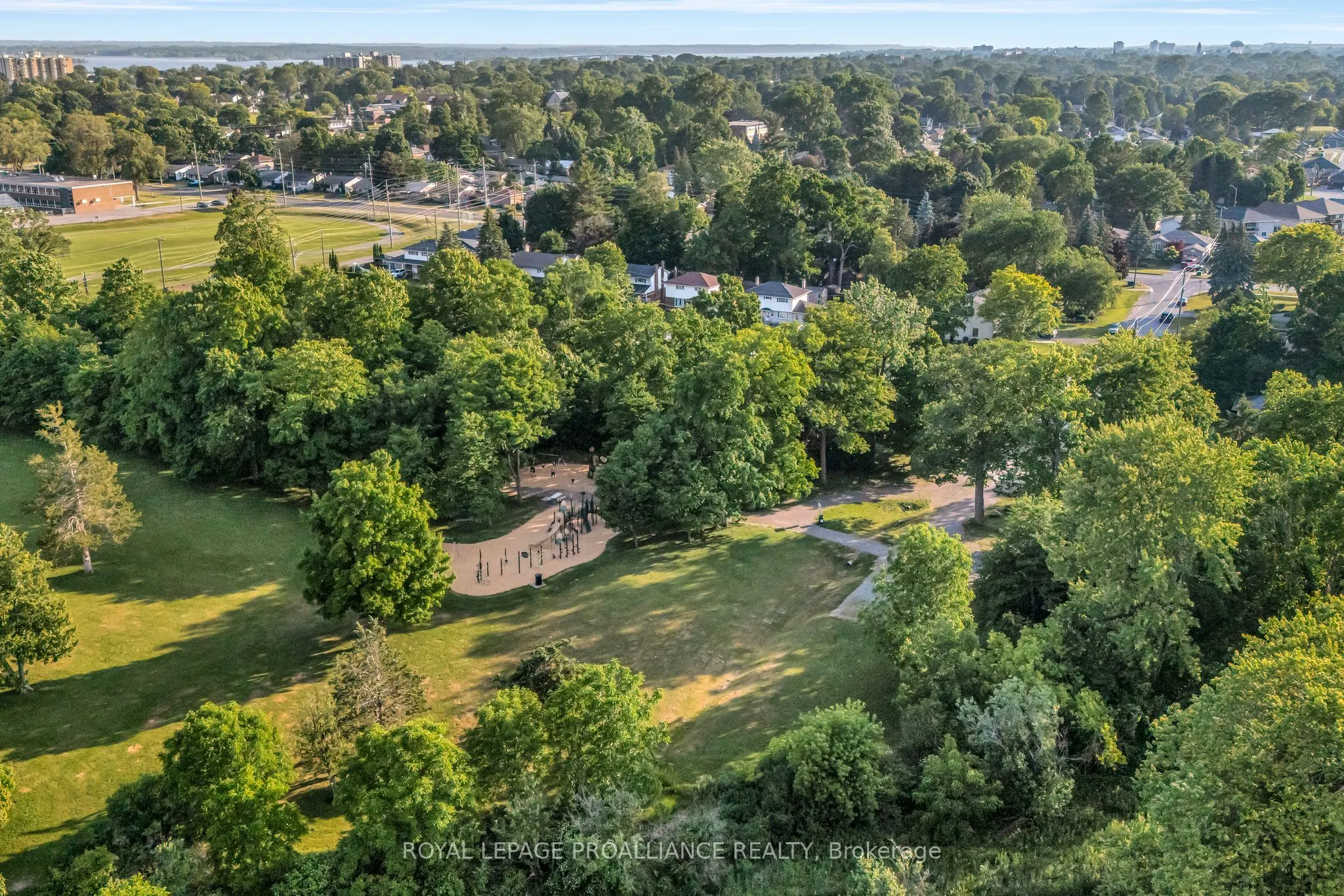 27 FOREST HILL Crescent