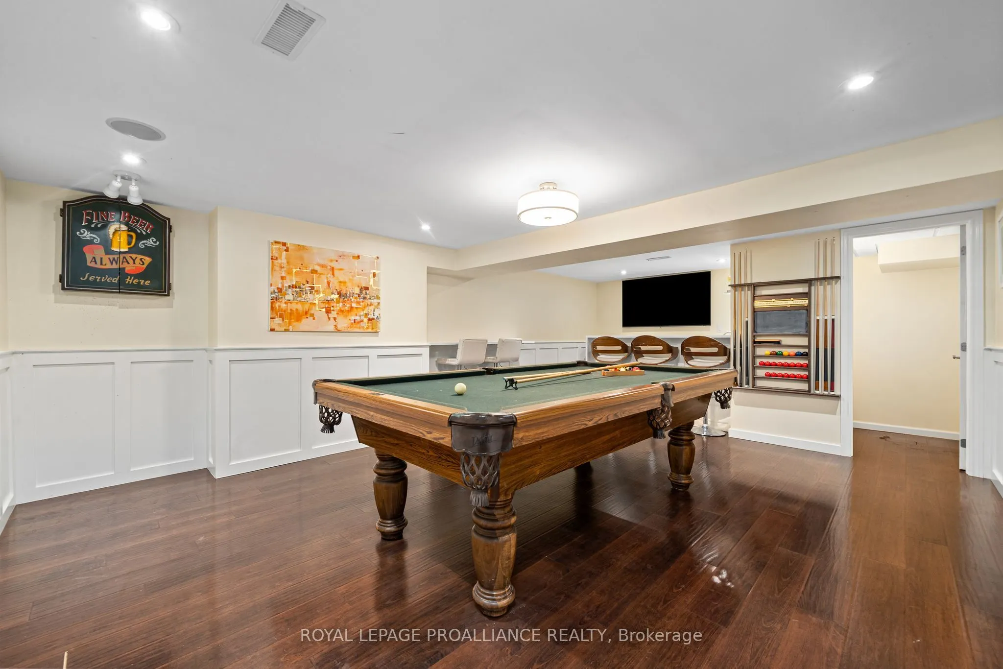 27 FOREST HILL Crescent