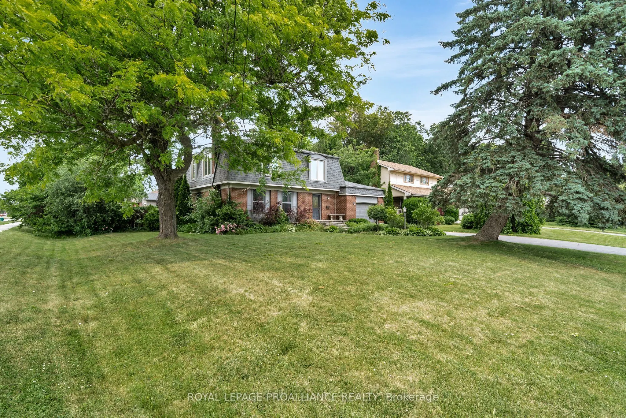 27 FOREST HILL Crescent