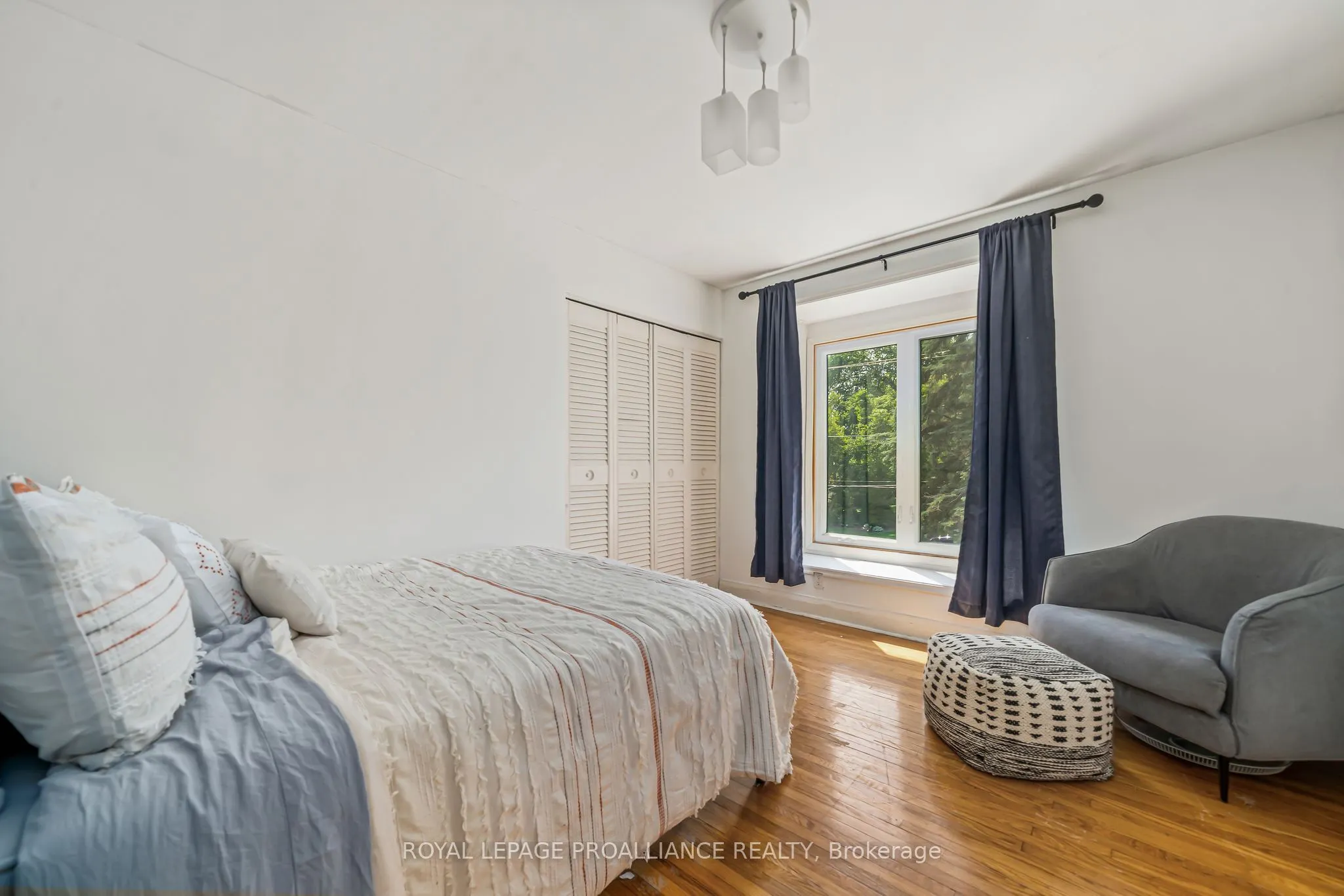 27 FOREST HILL Crescent