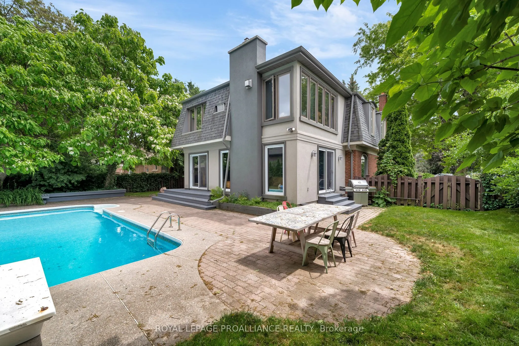 27 FOREST HILL Crescent
