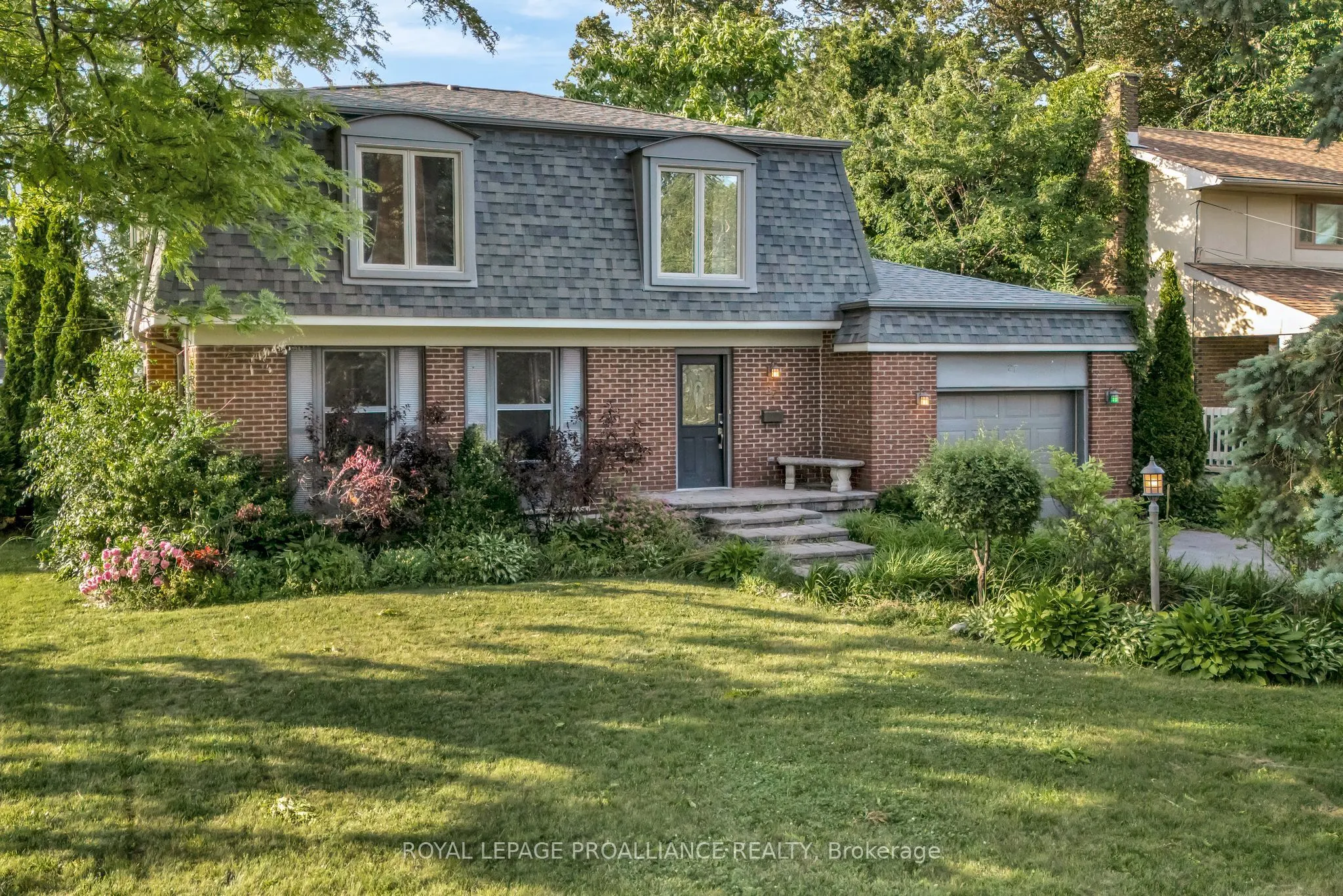 27 FOREST HILL Crescent