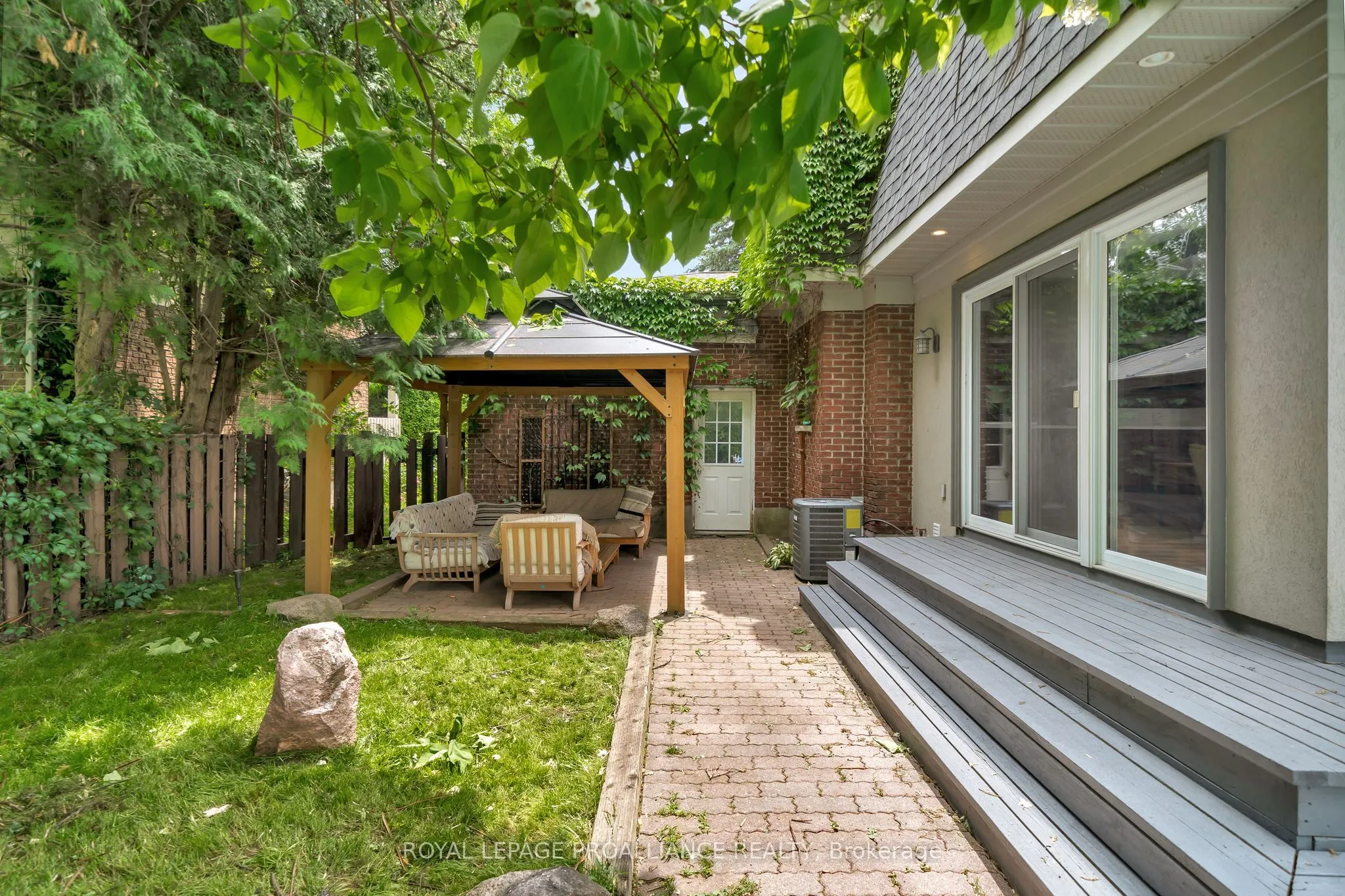 27 FOREST HILL Crescent