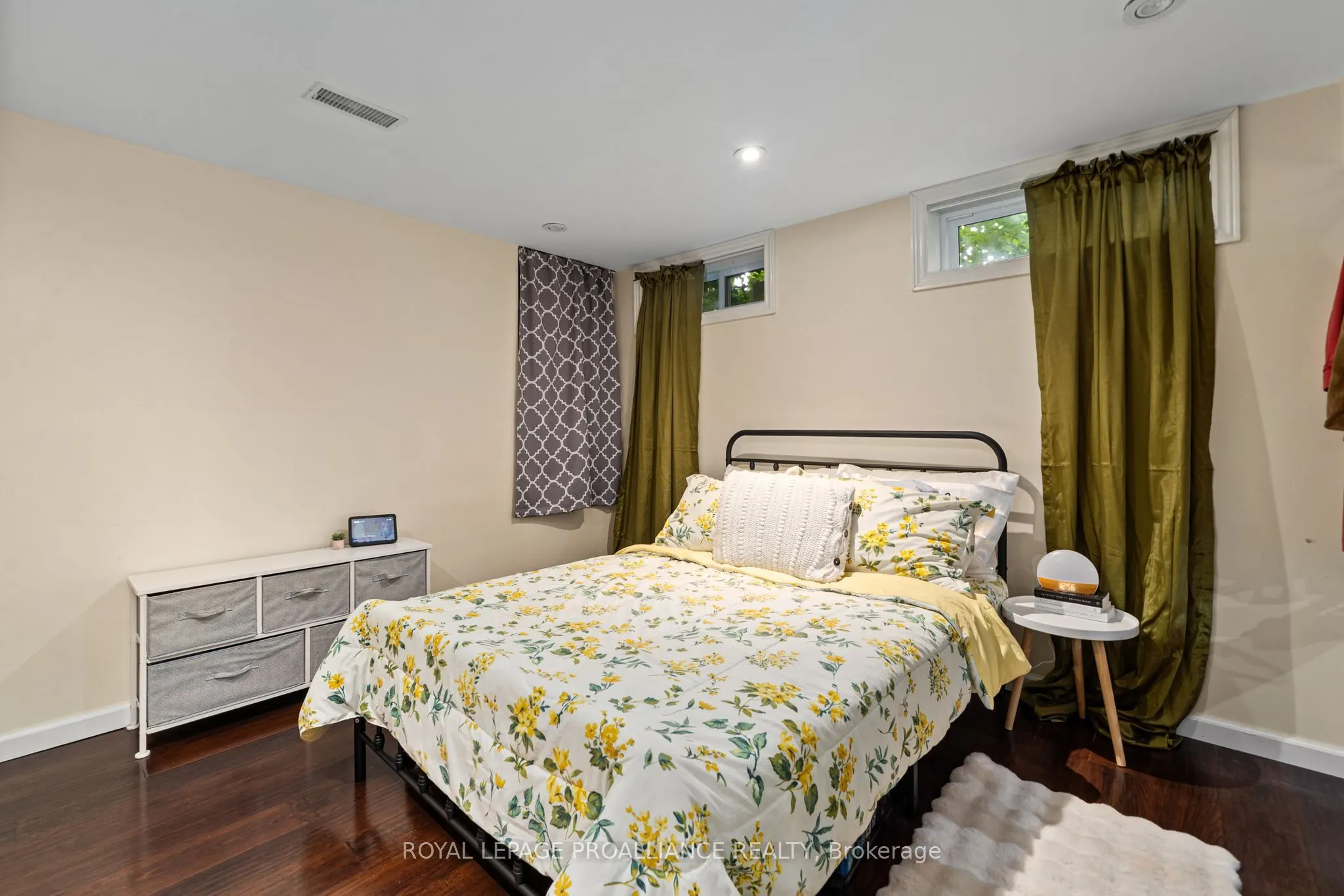 27 FOREST HILL Crescent