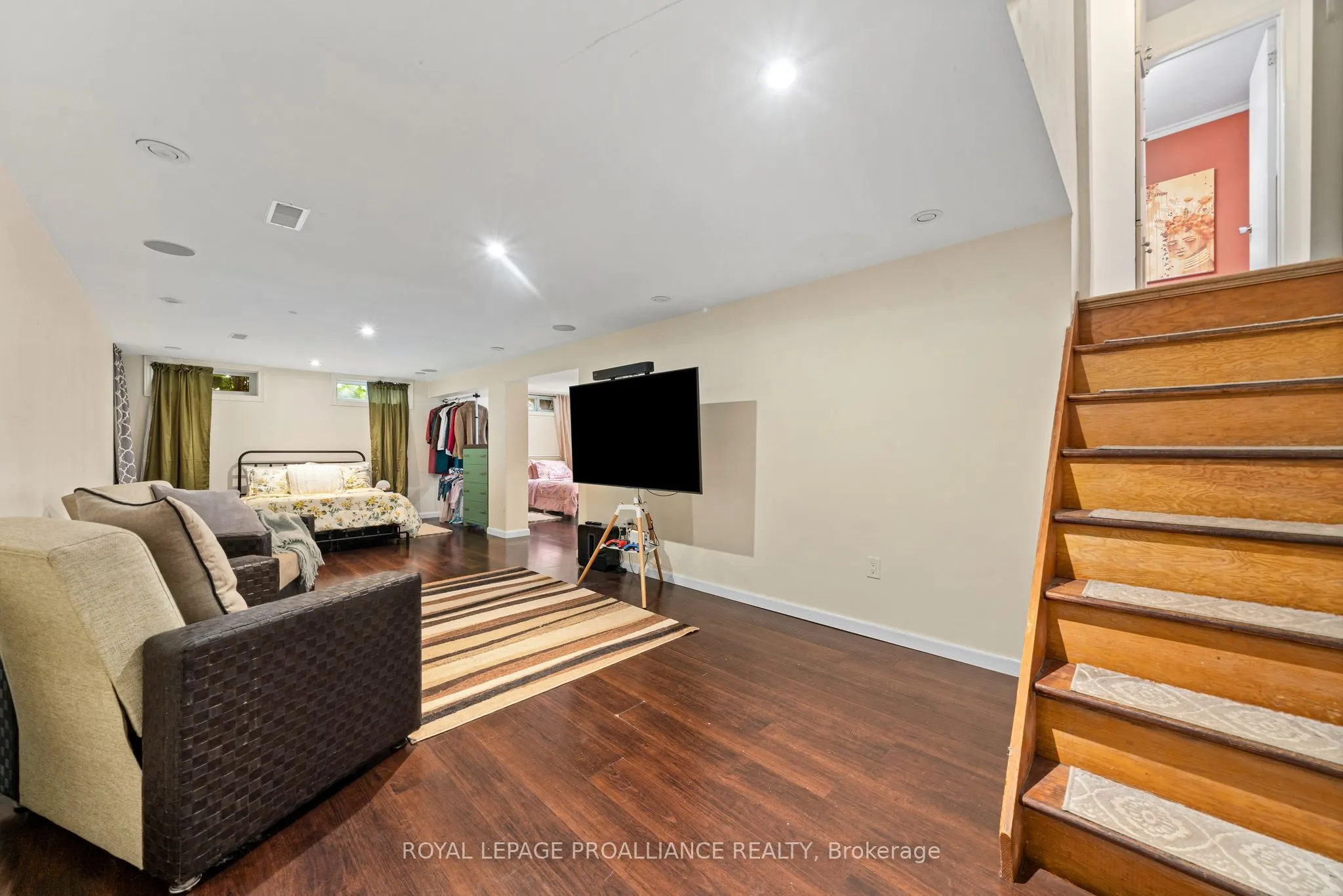 27 FOREST HILL Crescent