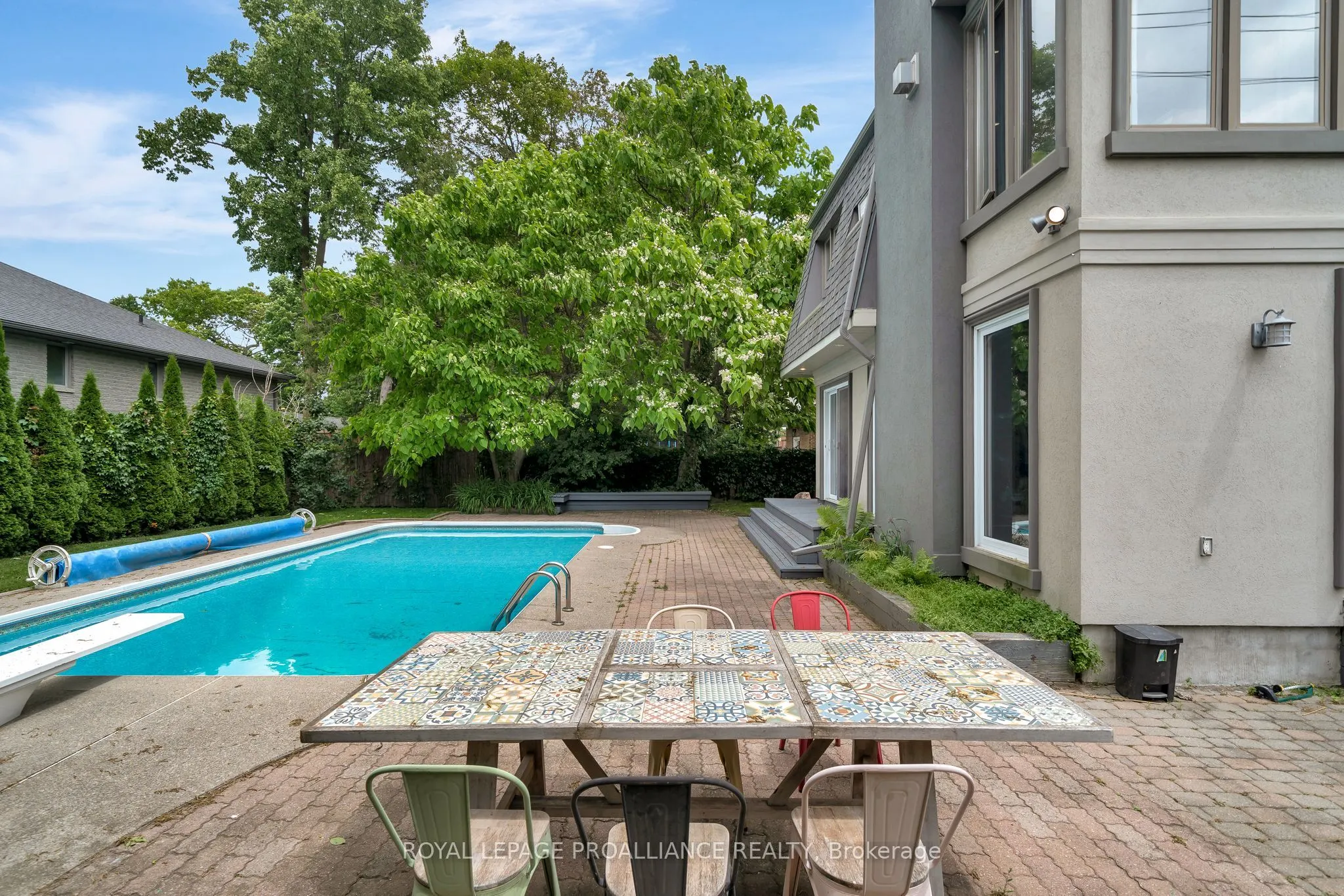 27 FOREST HILL Crescent
