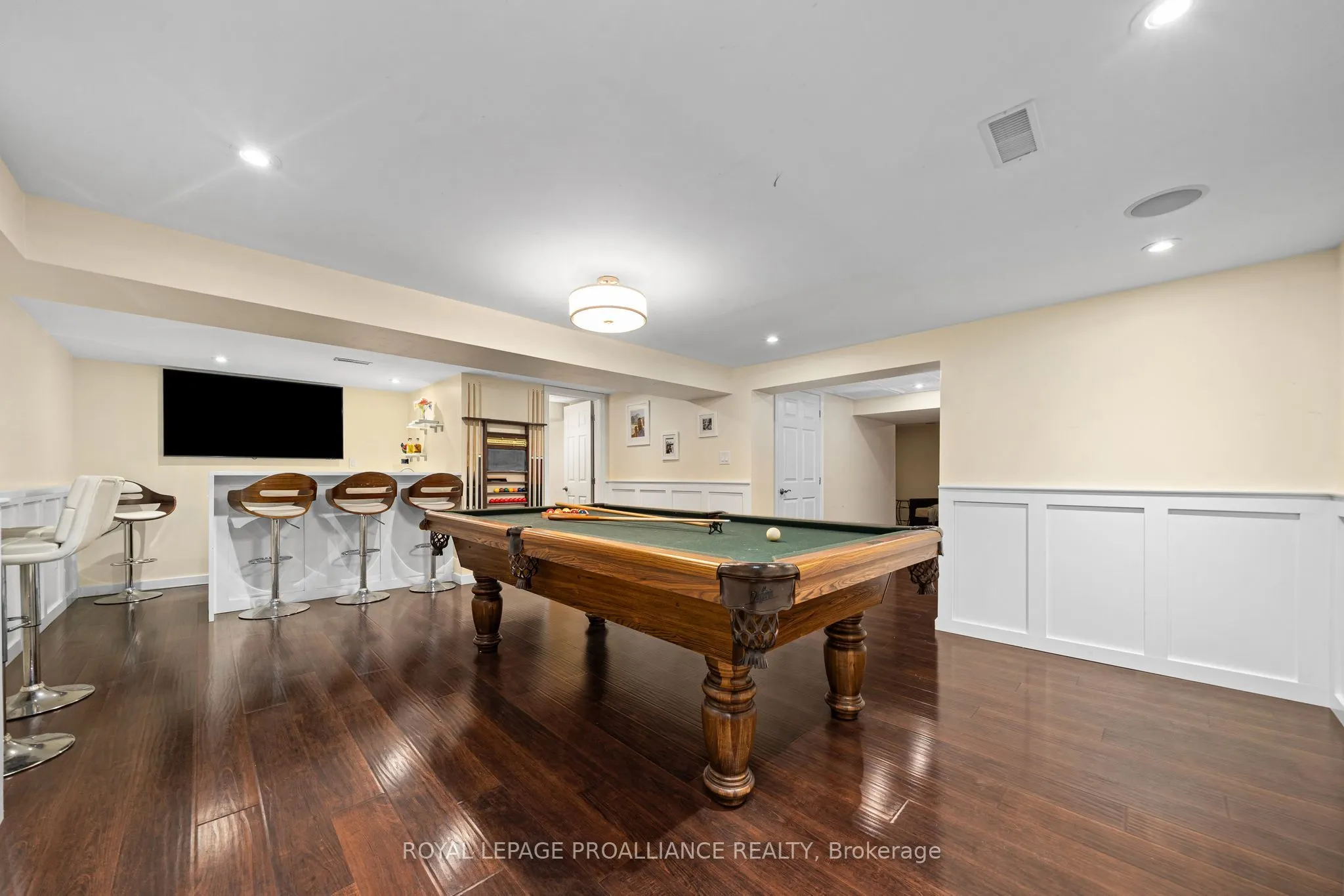 27 FOREST HILL Crescent