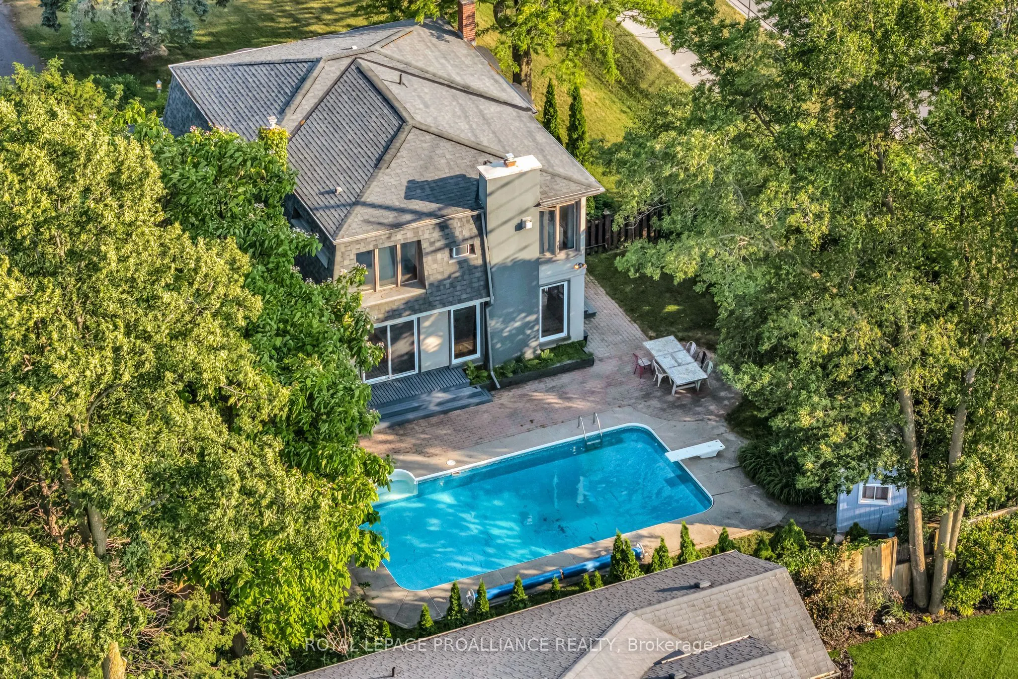 27 FOREST HILL Crescent