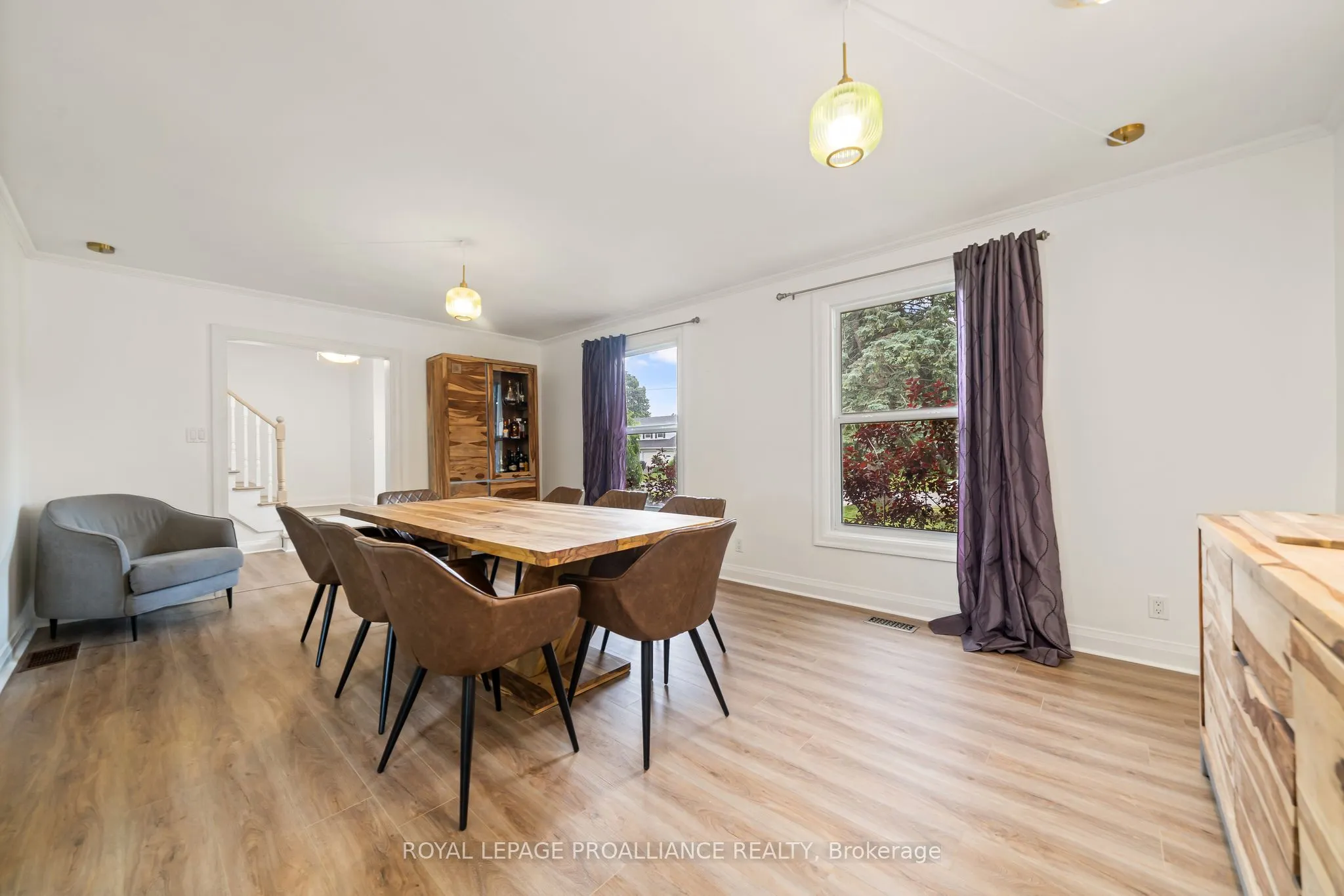 27 FOREST HILL Crescent