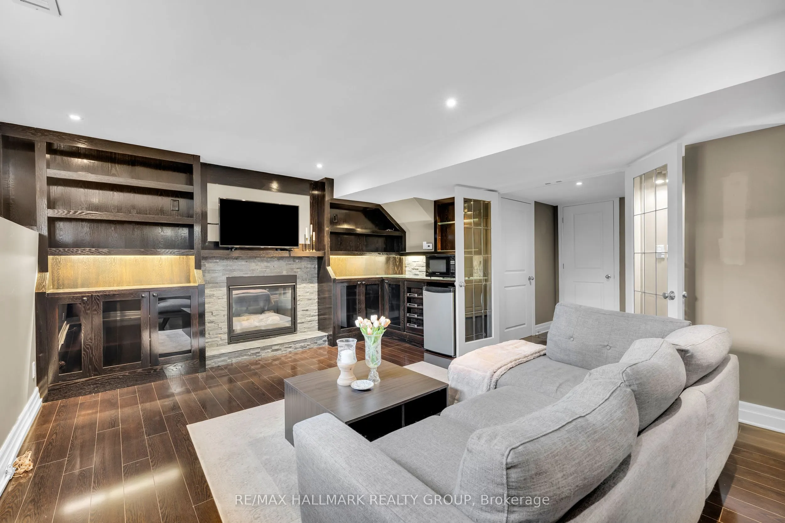 451 LANDSWOOD Way