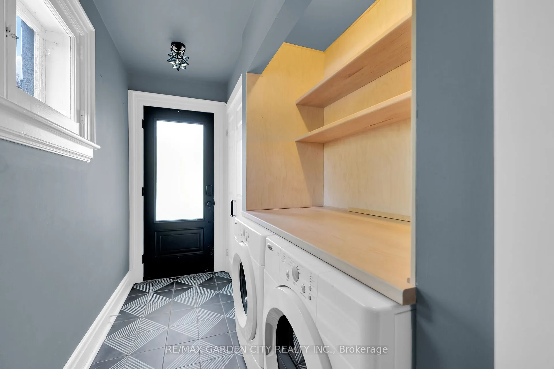 14 ROBINSON Street S