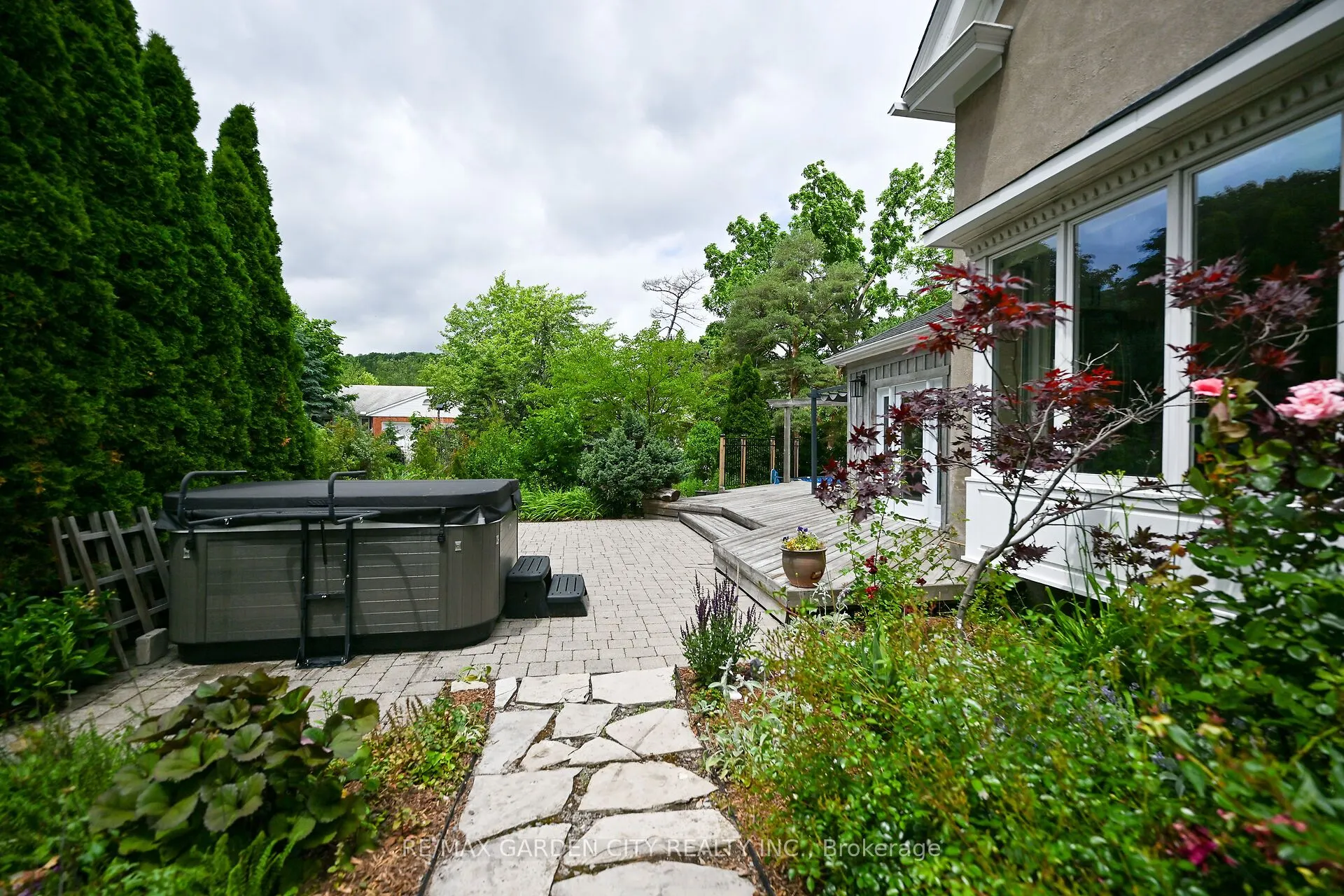 14 ROBINSON Street S