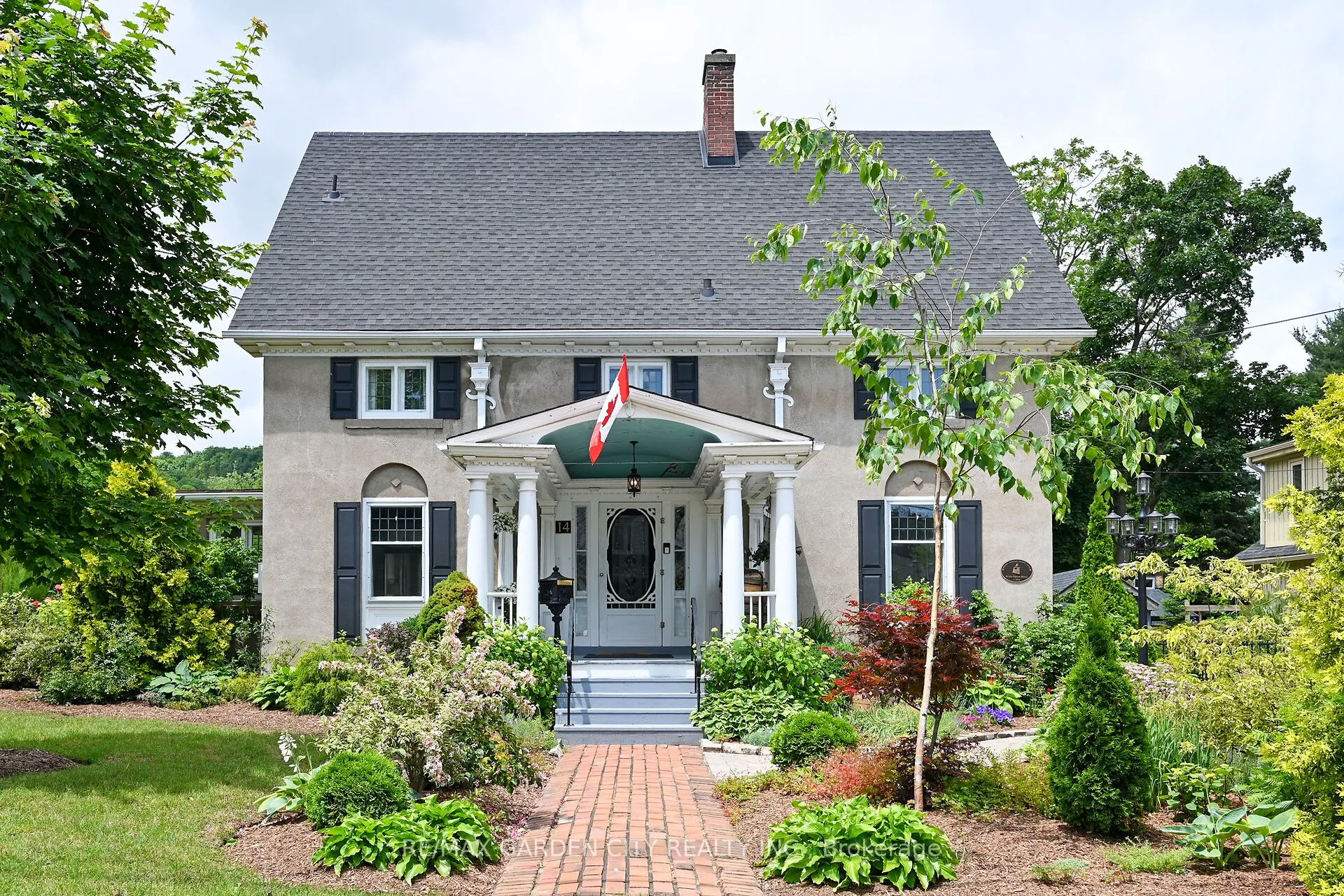 14 ROBINSON Street S